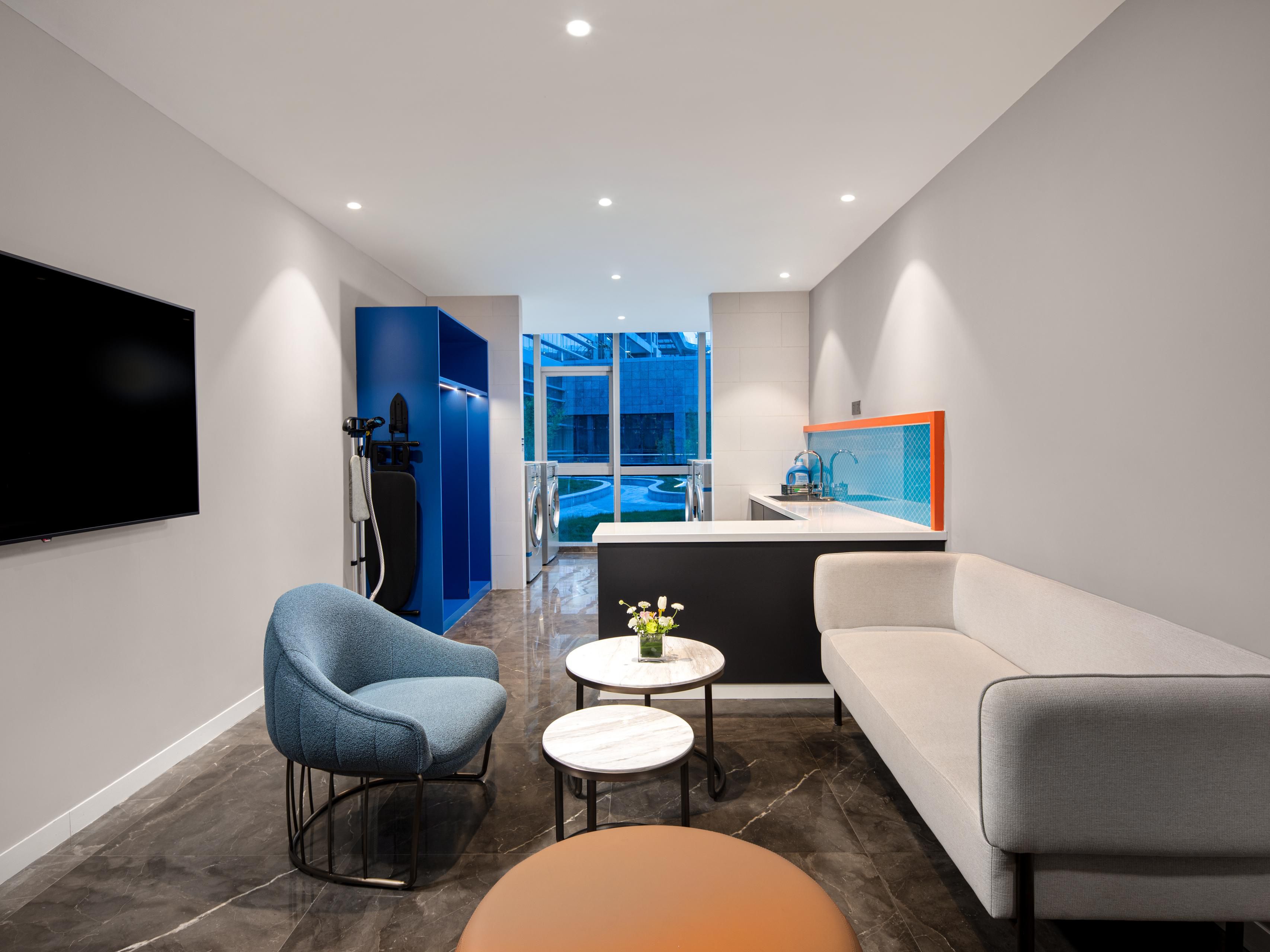 The hotel is equipped with a convenient self-service laundry kiosk, whether you are traveling for business or tourism, you can provide convenient laundry services for your long trip.