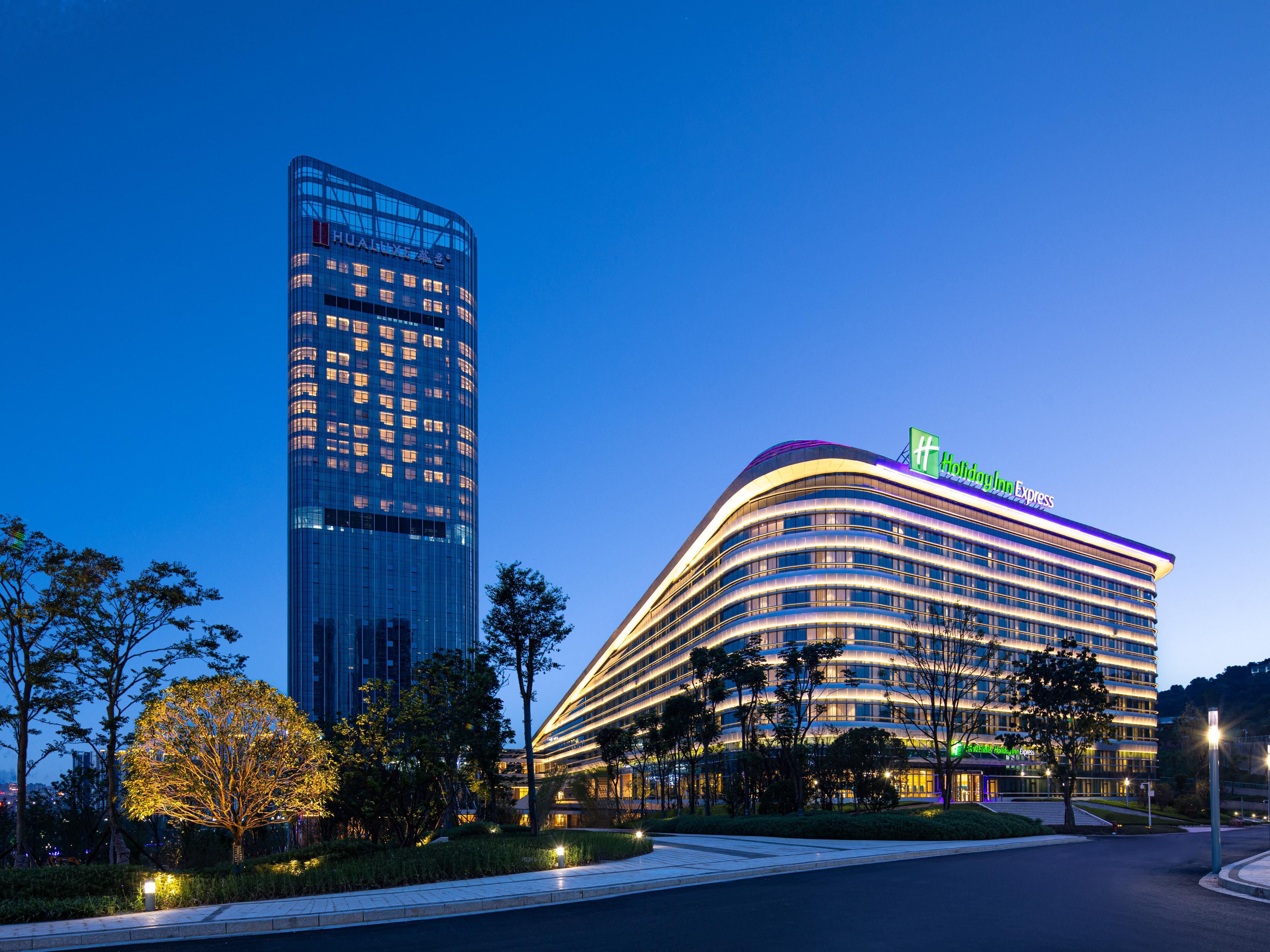 The hotel is located on the bank of the Yangtze River, under the beautiful scenery of Baita Mountain, under the illumination of the city lights, the night view is unique.