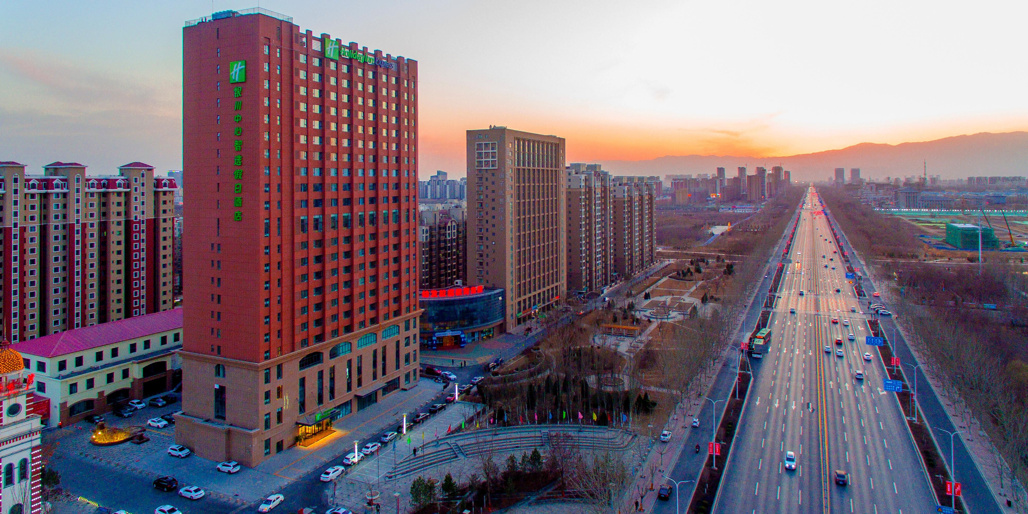 Across from the hotel is Yinchuan No. 9 High School, which has been the place for high school entrance examination, college entrance examination, graduate examination, and professional title examination. Provides convenient accommodation environment for examinees.