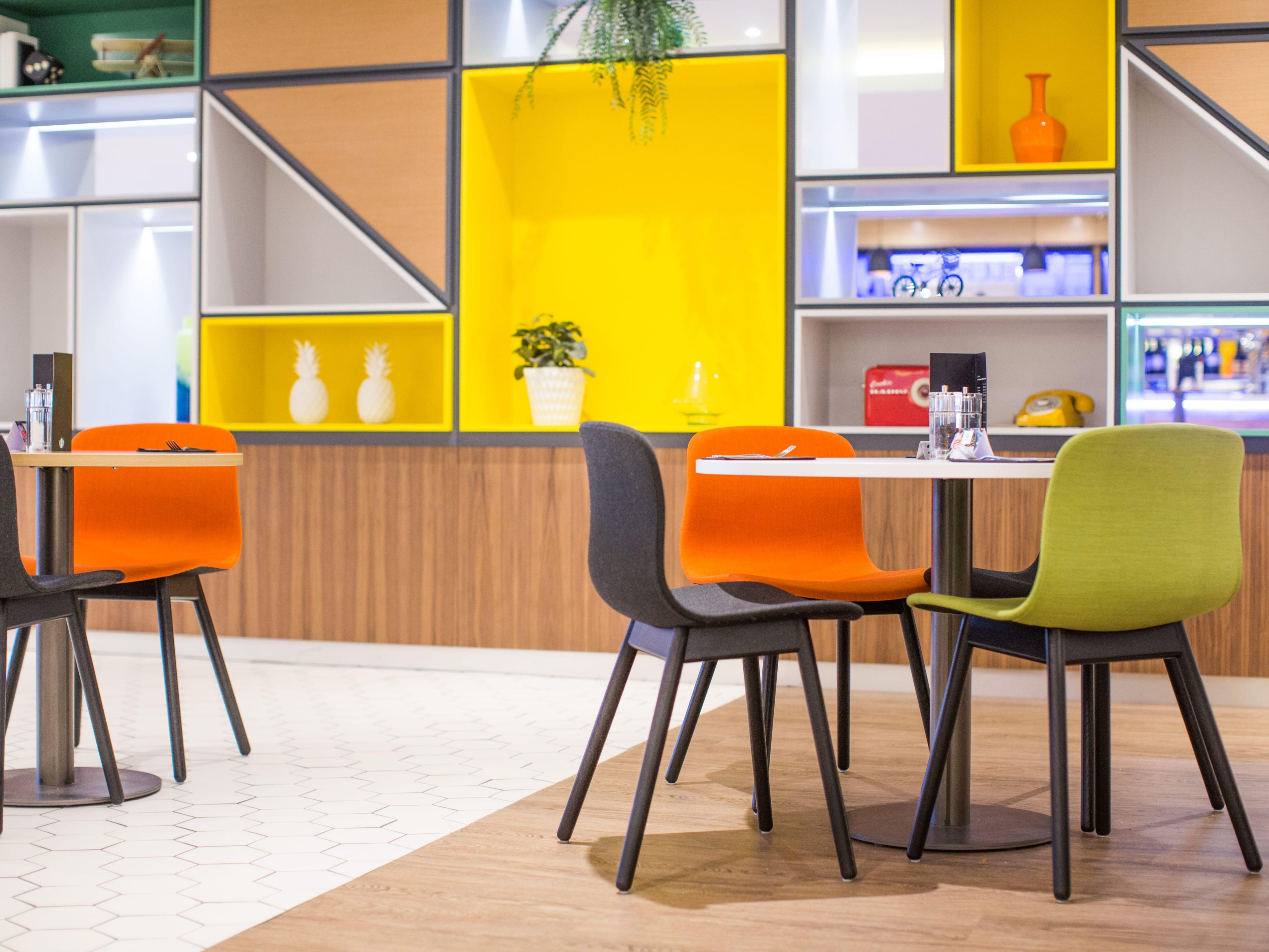 Our Open Lobby dining provides everything you could need, whether it be something from our bistro dining menu or a quick snack from the To Go Café. Eat-in or eat-out, we offer flexible dining solutions to all of our guests.