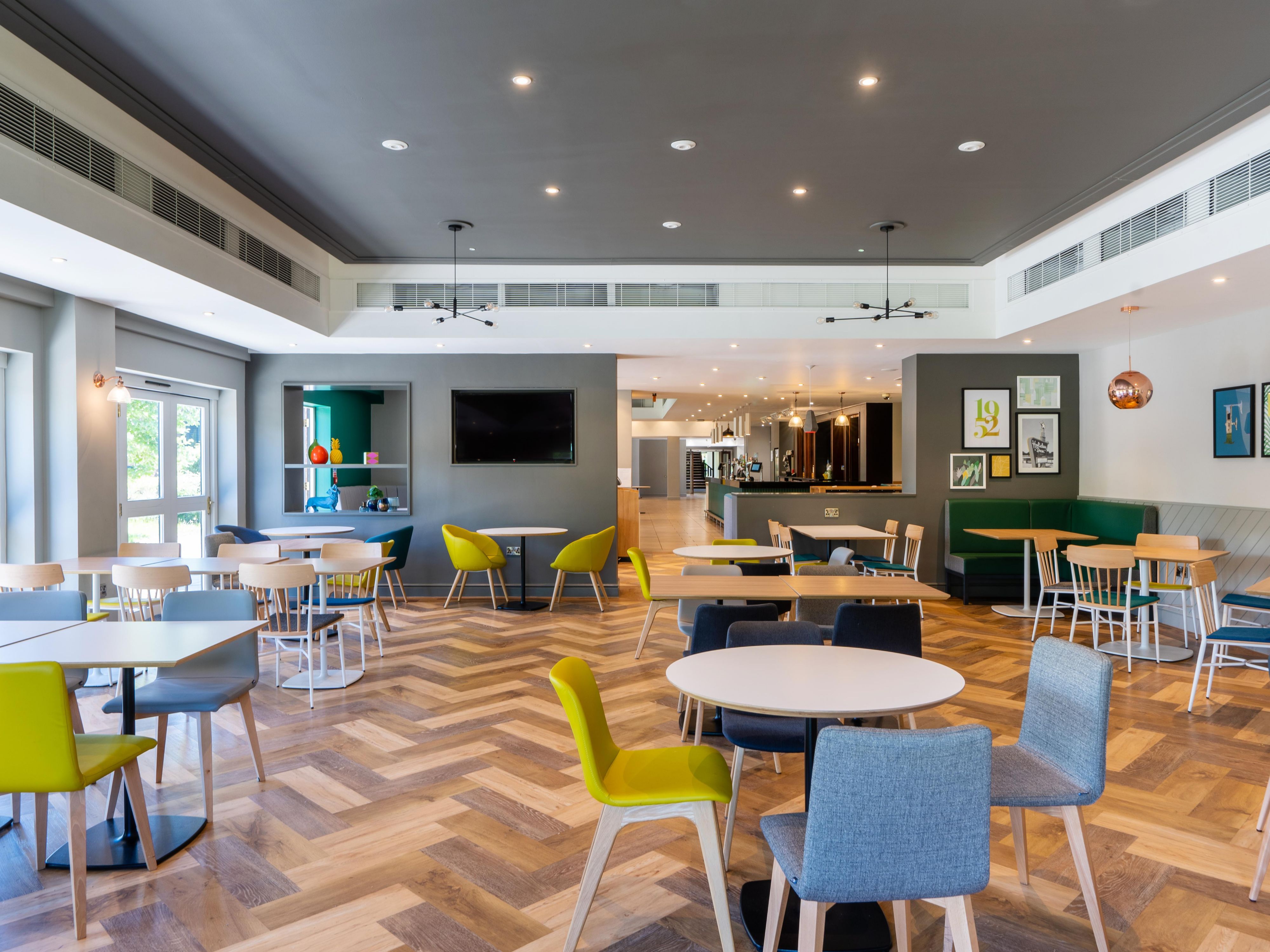 Our Open Lobby dining provides everything you could need, whether it be something from our bistro dining menu or a quick snack from the To Go Café. Eat-in or eat-out, we offer flexible dining solutions to all of our guests.