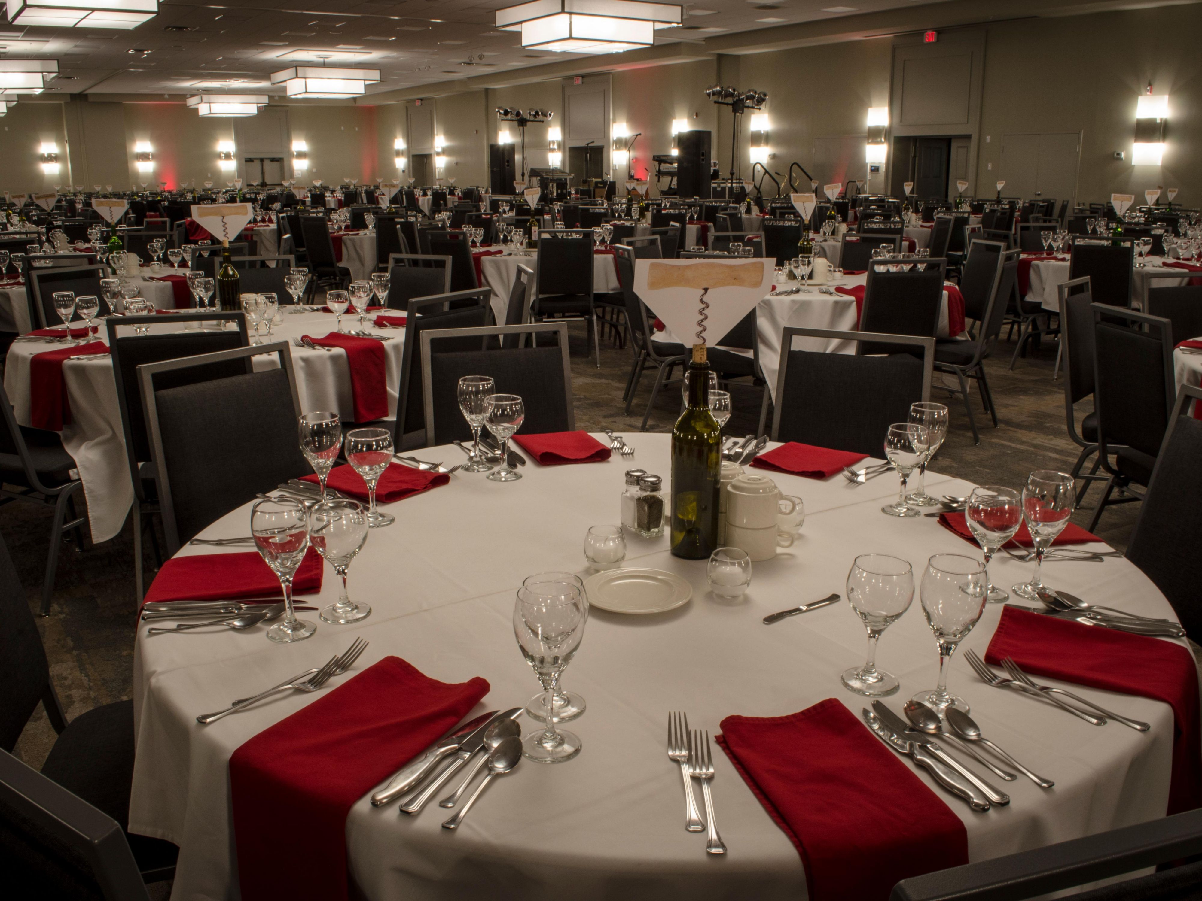 Holiday Inn Fargo's in-house catering team is equipped to cater events both in and out the hotel. With over 50 years of proudly serving our community, our seasoned team has the experience to deliver quality and creativity to your event. Our Savory team works with you to craft menu ideas that suit your tastes. 