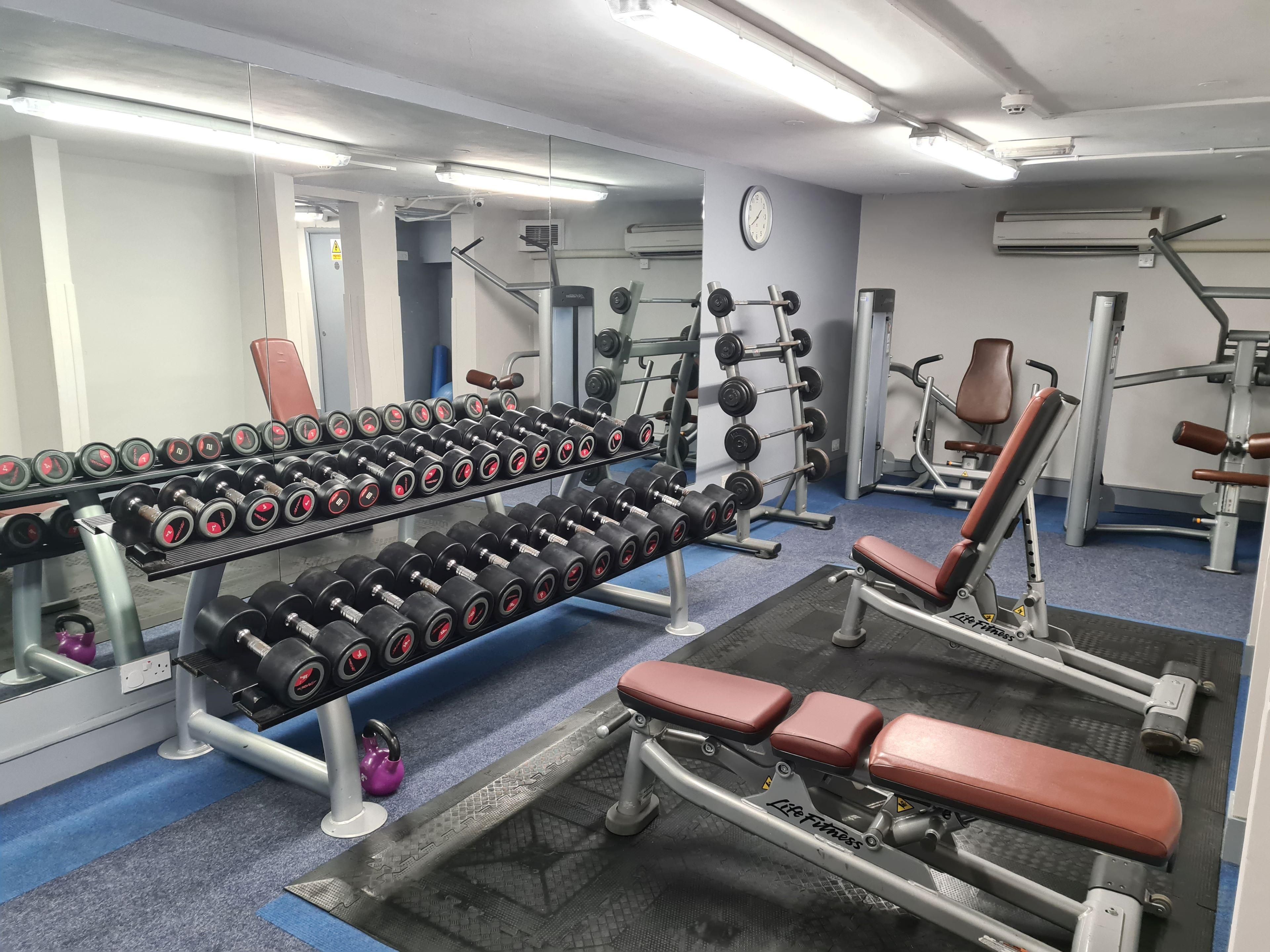 Hilangkan stres tersebut dengan memanfaatkan fasilitas kebugaran kami. Gym kami mencakup berbagai peralatan kardio dan beban. Saat ini hanya tersedia untuk penghuni hotel.