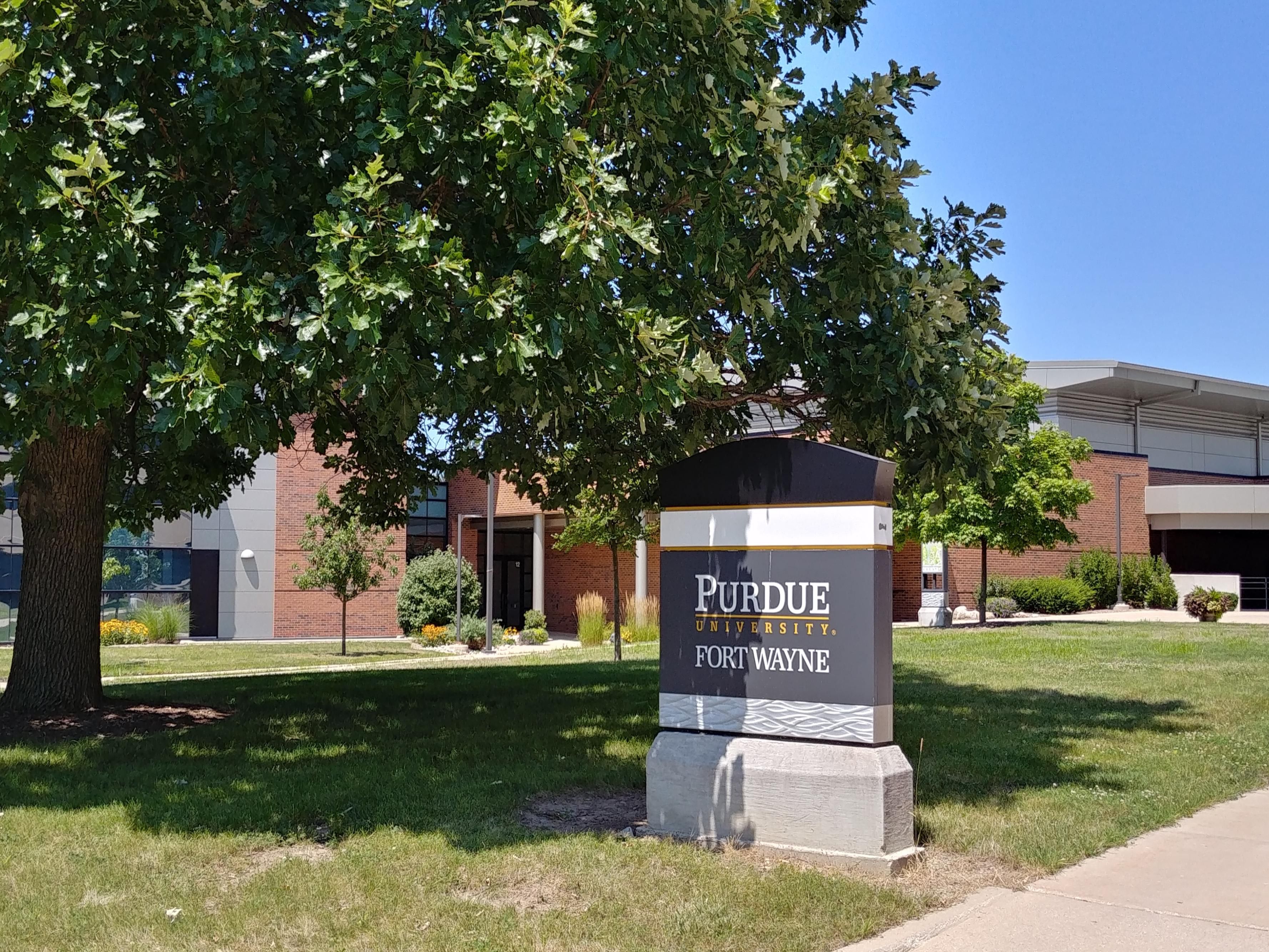 Located just 12 minutes from Fort Wayne International Airport and 10 minutes from the Fort Wayne Children's Zoo, our hotel offers convenient travel access. Situated on the PFW University Campus, we provide a unique blend of academic and social experiences.
