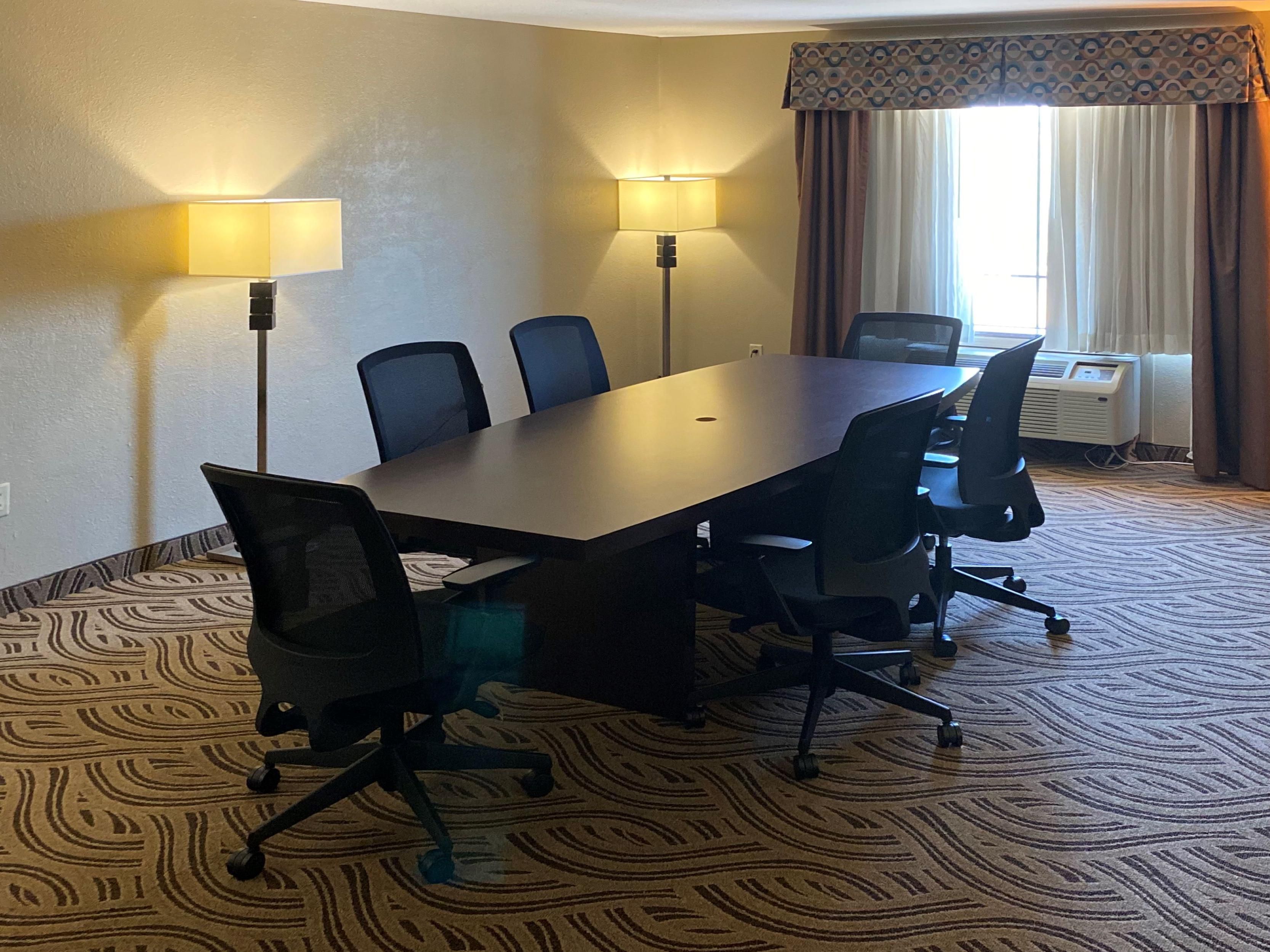 In the need for a quick meeting? Stop by and reserve one of our spacious boardroom suites. 