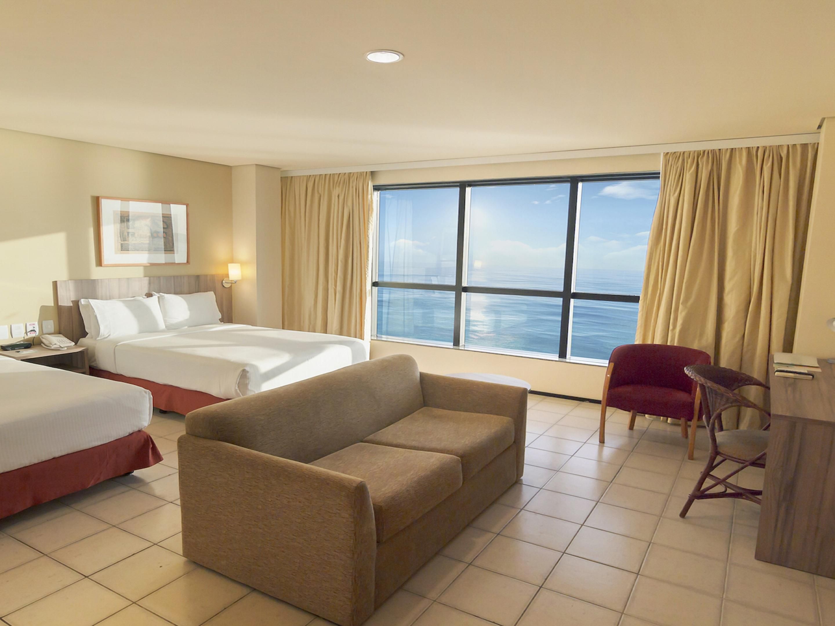 O Holiday Inn Fortaleza possui 273 apartamentos, arquitetura estratégica e localização privilegiada. Todos os apartamentos oferecem uma bela vista do oceano para a praia de Iracema.