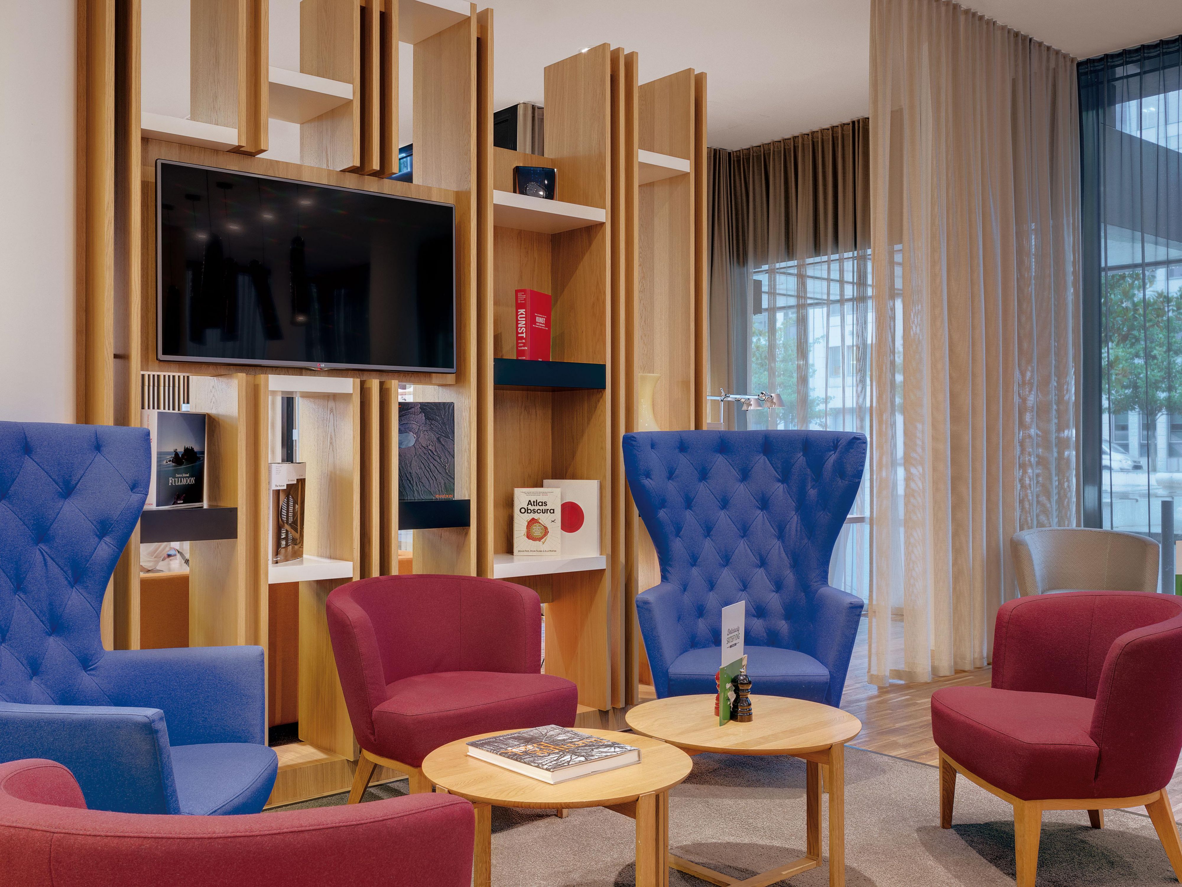 Ease between business and leisure in our hotel's vibrant open lobby - your living room in Frankfurt. Stay in touch with free Wi-Fi, relax with a cocktail, and enjoy dining in our American diner-style restaurant. Network or meet with friends at our daily happy hour from 17:00 - 19:00.