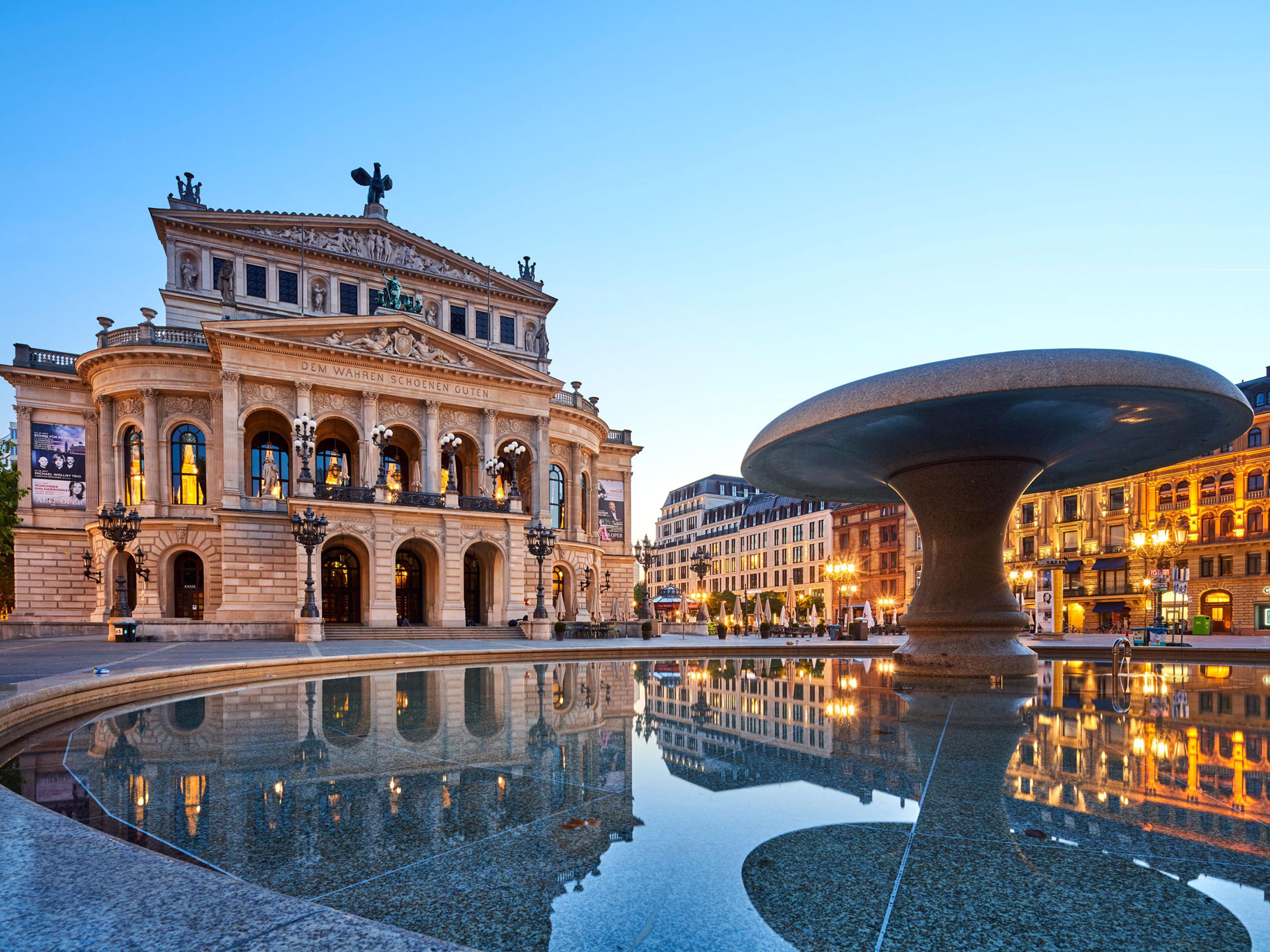 Behind the historic walls of the former Frankfurt Opera House is a modern culture and congress centre that attracts more than 460 events year after year - from classic to entertainment, from young talents to world stars. There are also conferences and events as well as hands-on offers for music enthusiasts from young to old.