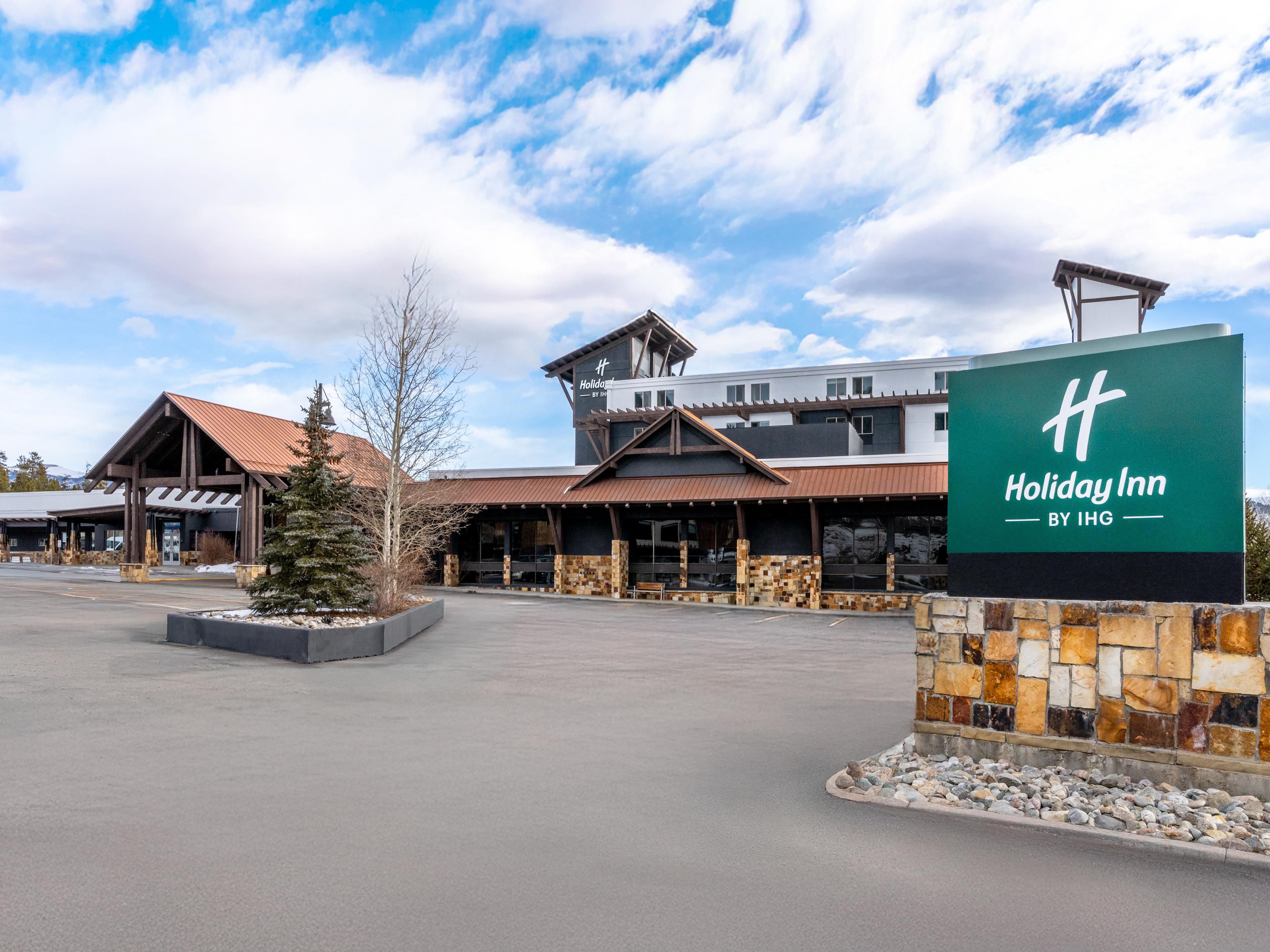 Situated in the heart of Frisco, near St. Anthony Summit Medical Center, our hotel offers easy access to top attractions like Frisco Adventure Park, Dillon Amphitheater, and a variety of premier ski resorts such as Breckenridge, Keystone, and Vail. Whether you're here for adventure or to relax, our hotel provides the perfect base for your getaway.