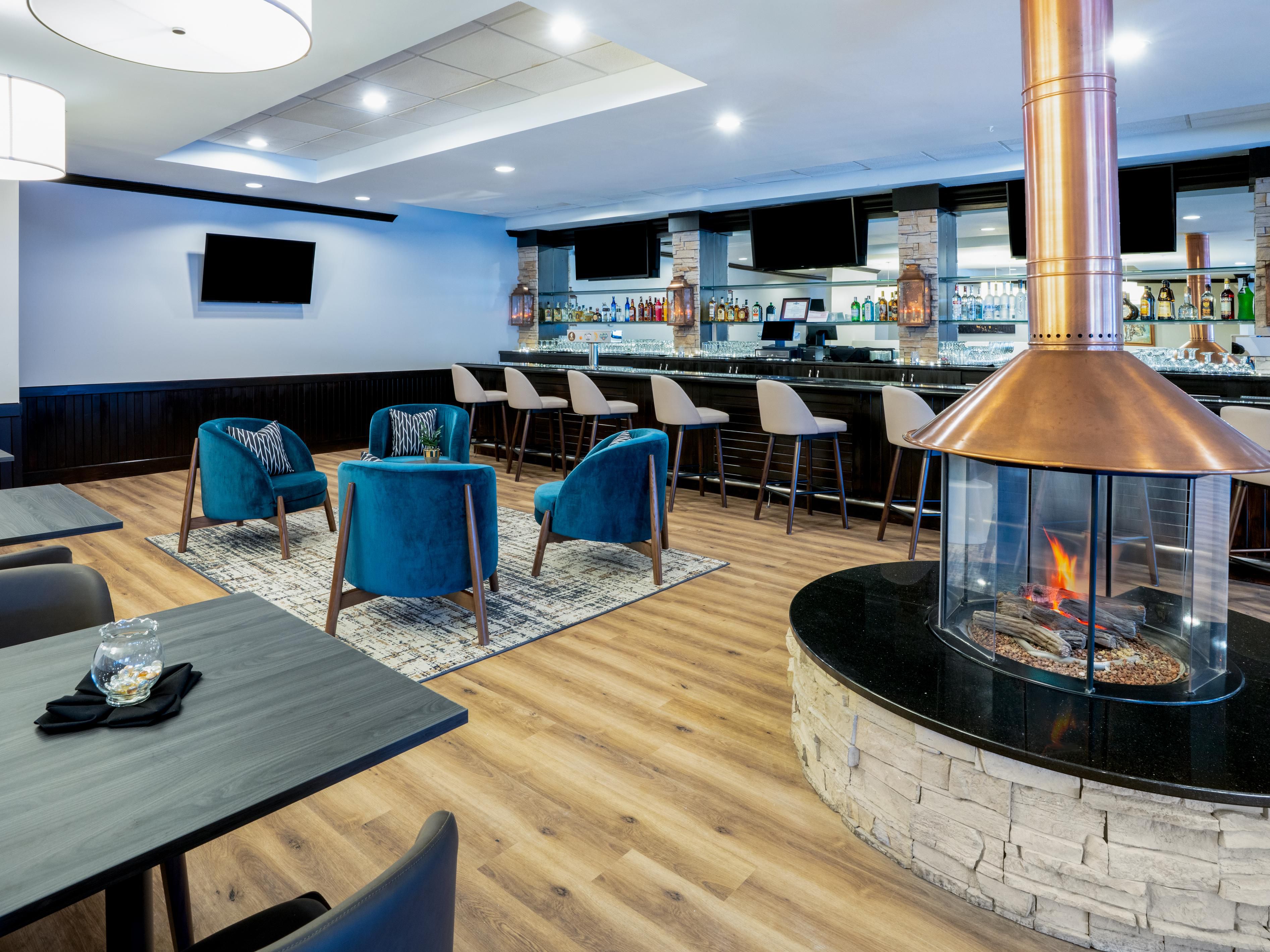 تذوق الوجبات اللذيذة في مطعمنا في الموقع واسترخ مع الكوكتيلات المصنوعة يدويًا في البار. سواء كنت تستمتع بيومك على المنحدرات أو تستمتع بأمسية مريحة في الداخل ، فإن خيارات تناول الطعام لدينا تجعل كل إقامة لا تُنسى.