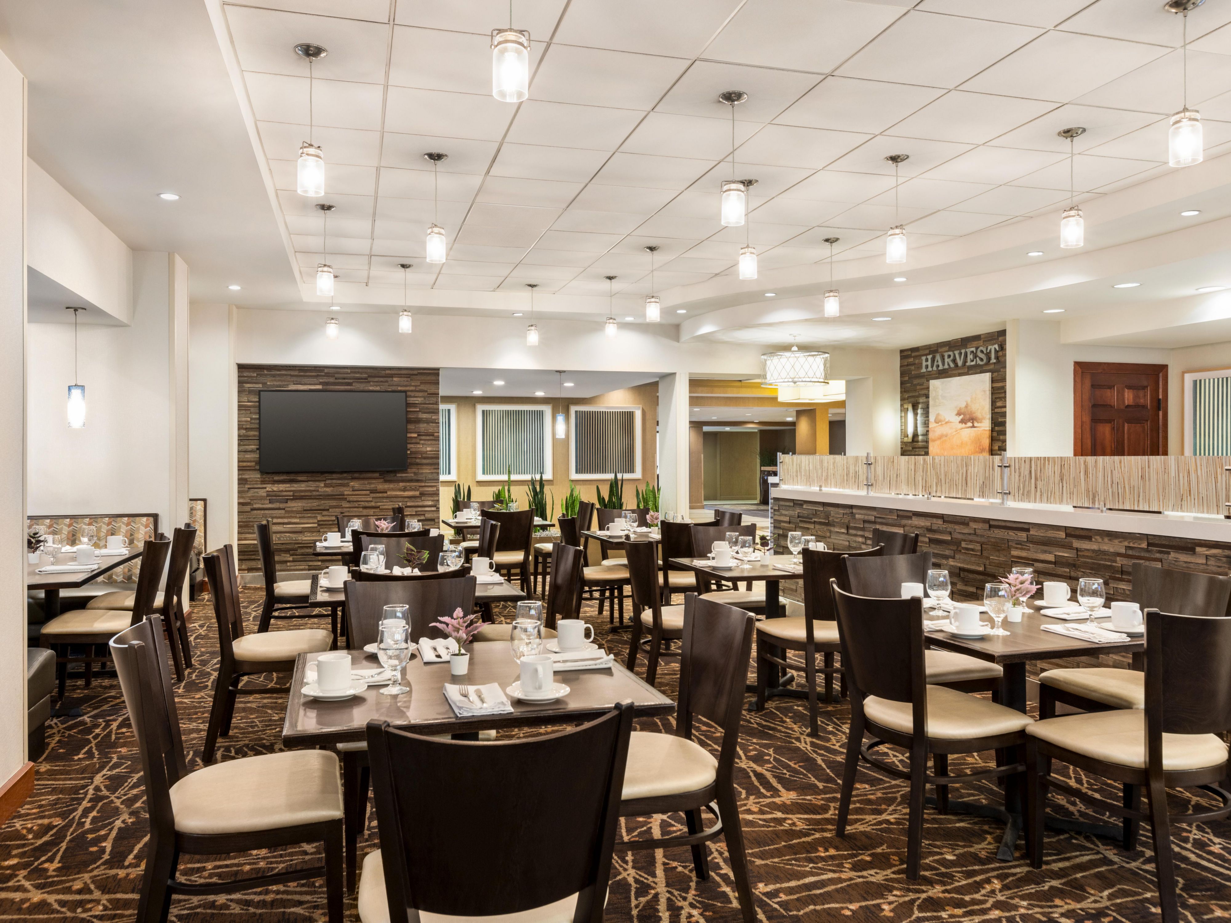 Guests are invited to join us in Harvest for breakfast, available for purchase daily. During the week, enjoy an à la carte menu with morning favorites. On the weekend, Harvest offers a buffet featuring breakfast must-haves like cage-free eggs, thick-cut bacon, sausage, potatoes, fruit, yogurt, pastries and more.