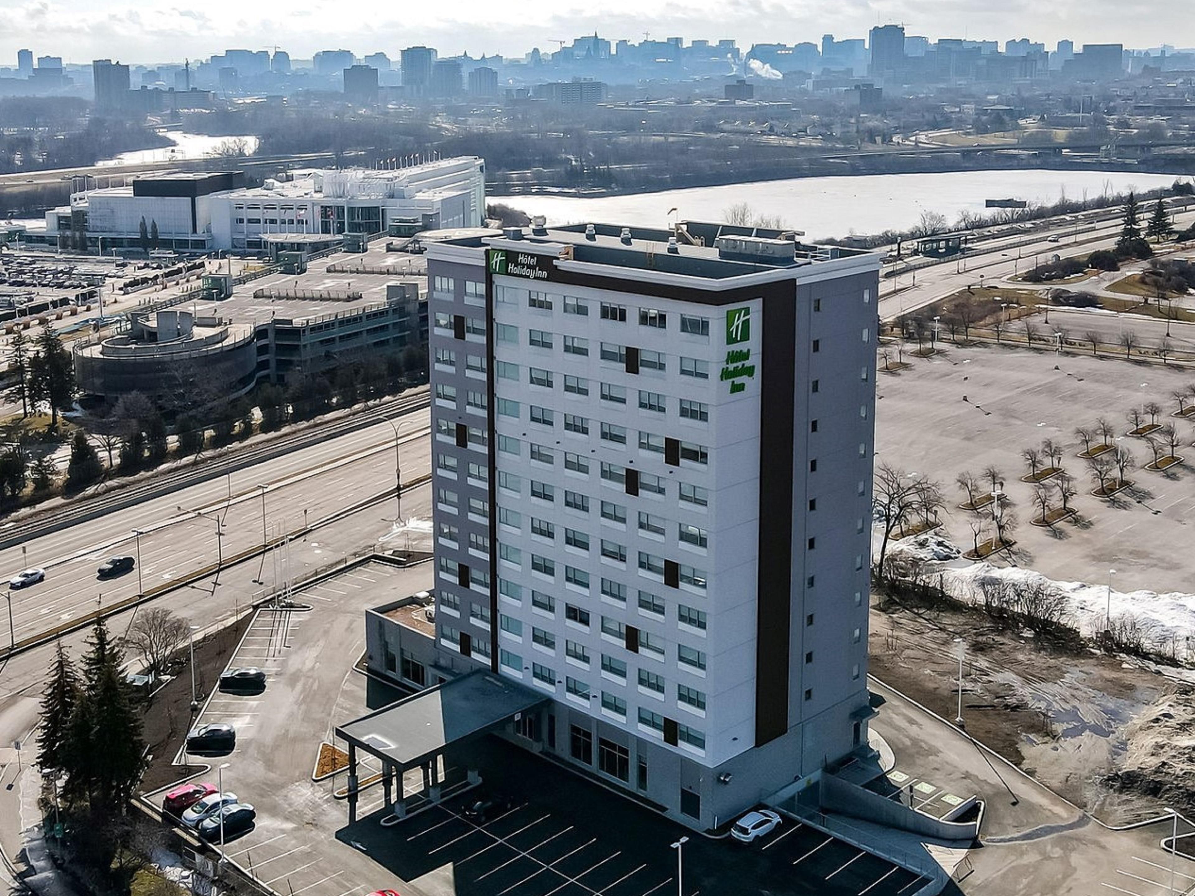 Experience the breathtaking beauty of Gatineau as you dive into a world of outdoor sports and exhilarating activities. Whether you're snowshoeing through pristine trails, gliding across the snow on cross-country skis, or snow tubing with your kids, there's something for everyone to enjoy.