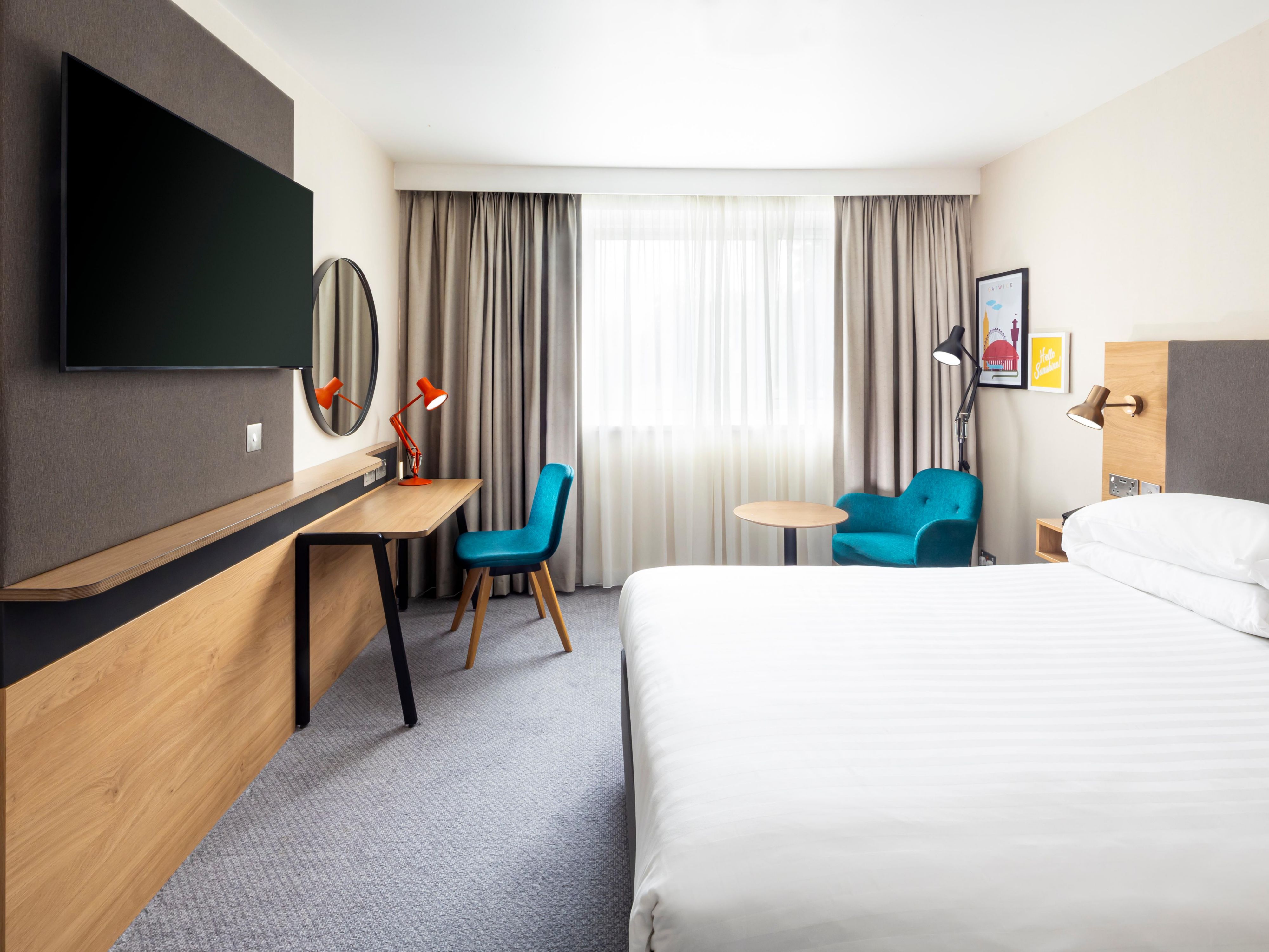 Queen Room with Flat-Screen TV, Chromecast and Work Desk