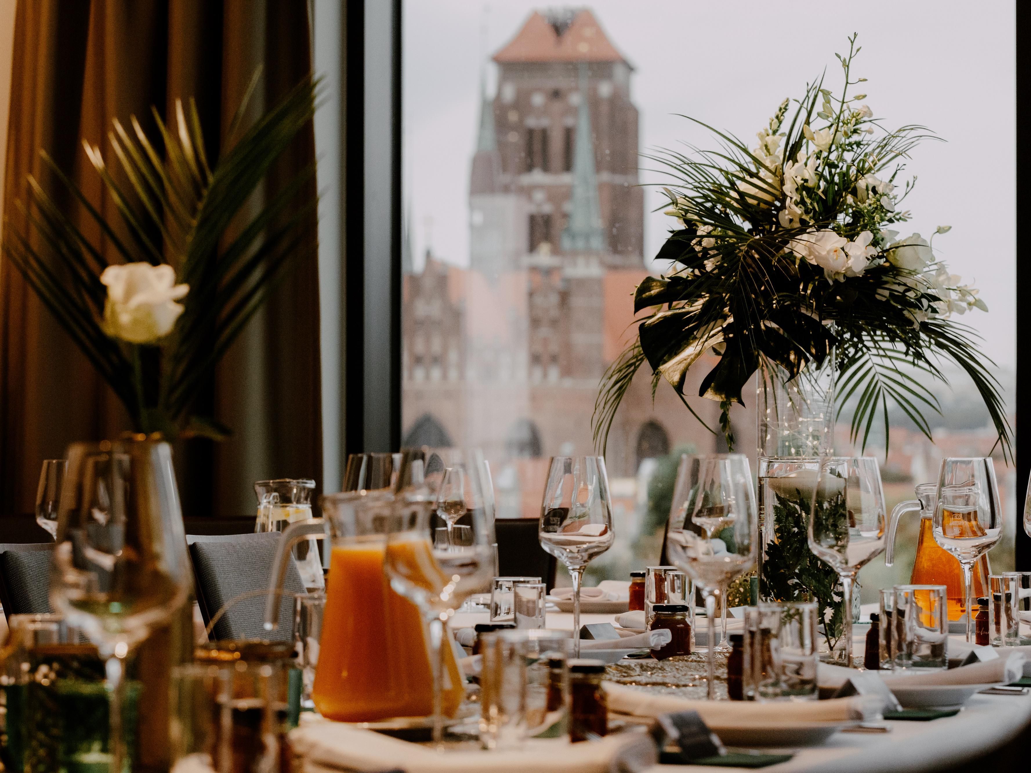 Eine Hochzeitsparty kann an vielen verschiedenen Orten stattfinden, aber nur im Holiday Inn Gdańsk – City Centre können Sie eine Hochzeit in den Wolken organisieren.
Unser Hotel wurde entworfen, um die anspruchsvollsten Erwartungen zu erfüllen.
Organisieren Sie eine Hochzeit im 7. Stock mit dem besten Blick auf die Stadt