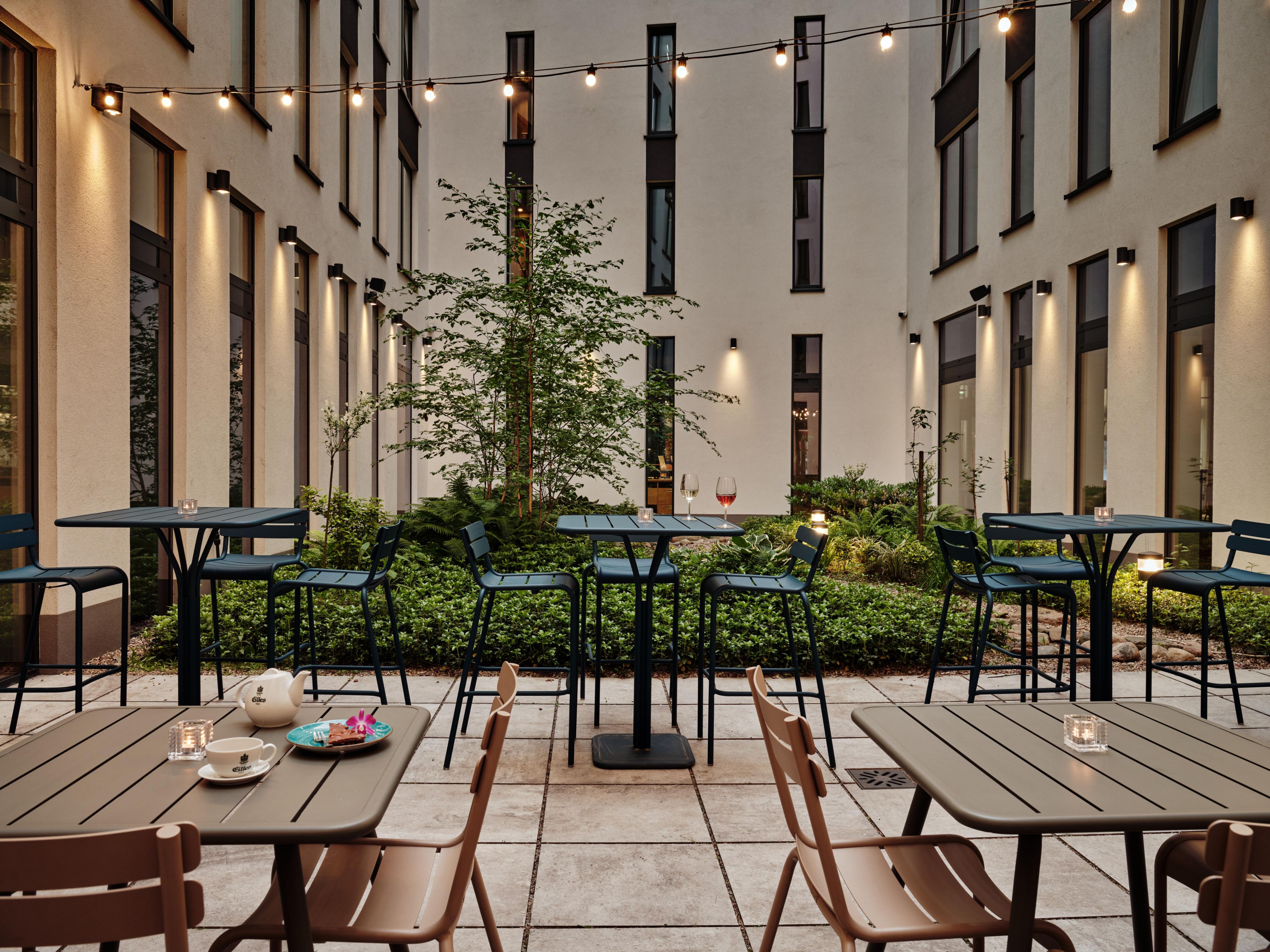 Embark on a journey of seasonal delight at our establishment! Begin your day with a scrumptious breakfast on our picturesque open-air patio, nestled within our serene interior courtyard. Alternatively, unwind with a sophisticated beverage in hand and soak in the beauty of the sky above. Create unforgettable moments with us.