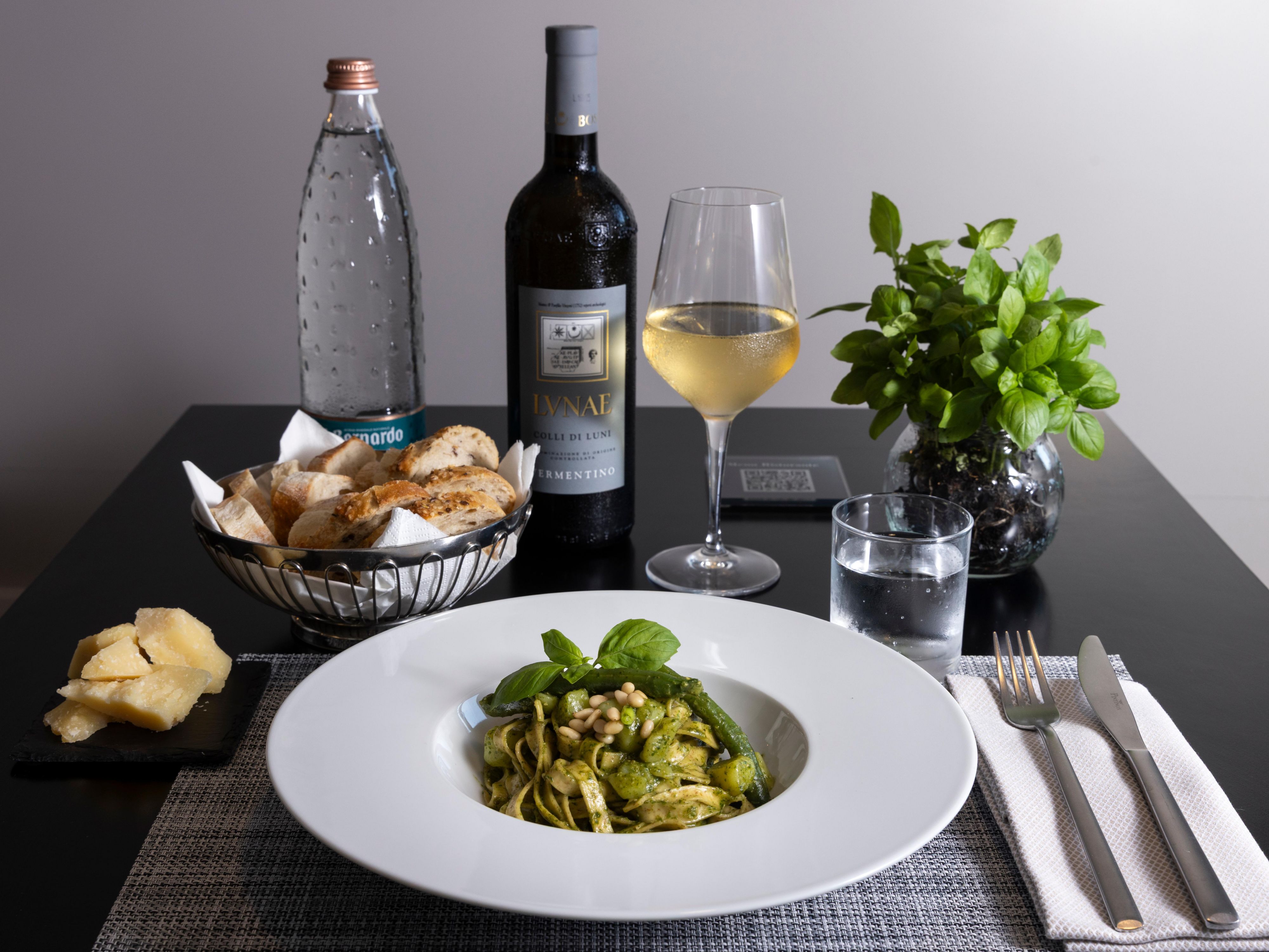 At our New Port Restaurant, you can enjoy the best of Ligurian and international cuisine in a welcoming, modern atmosphere that’s perfect for any occasion. Our chef uses fresh, local ingredients to create dishes that celebrate the authentic flavors of the Mediterranean with a creative twist.