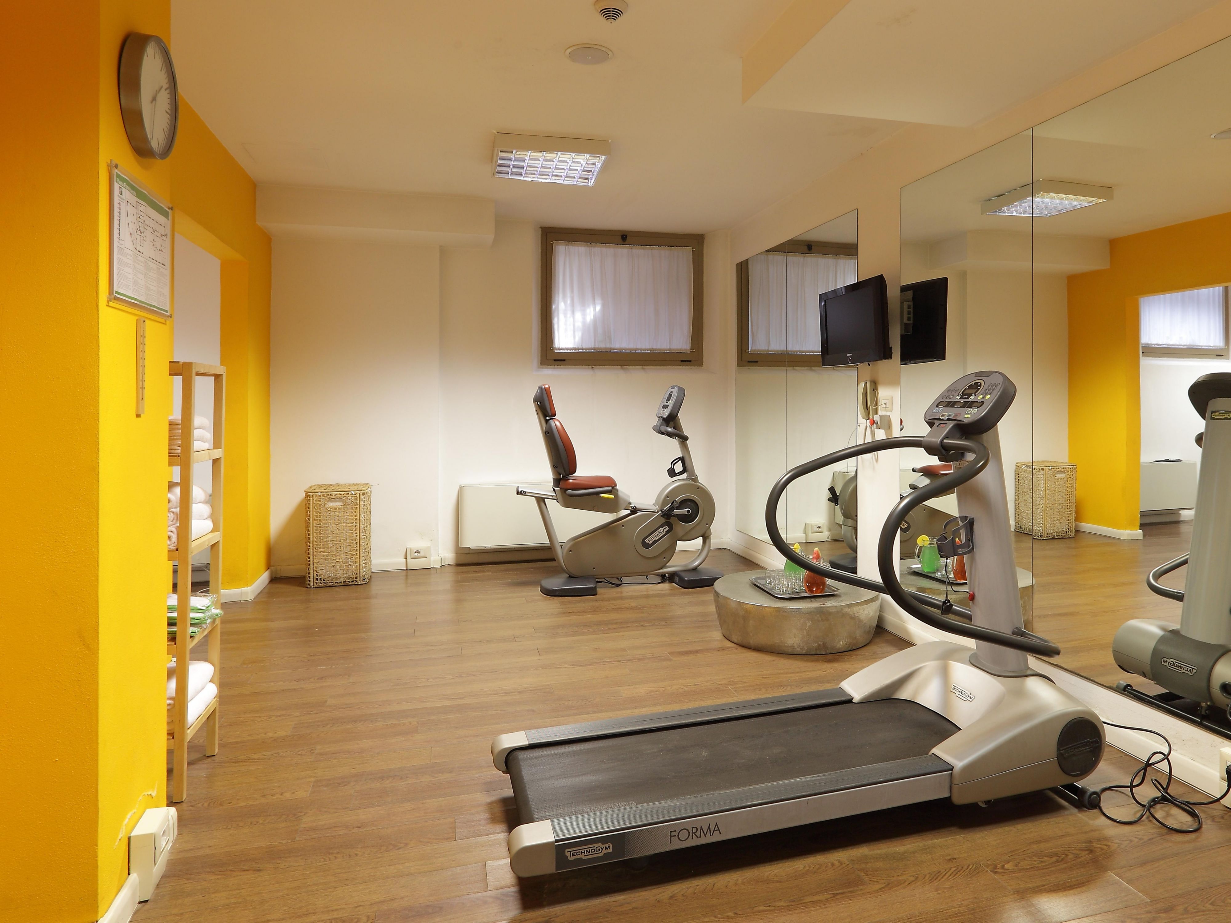 Recharge your energy in our Mini Gym! Perfect for those who want to stay in shape while traveling, the gym is equipped with all the essentials for your workout. Whether you prefer a run on the treadmill or toning exercises, the Mini Gym offers a welcoming, private space to take care of yourself.