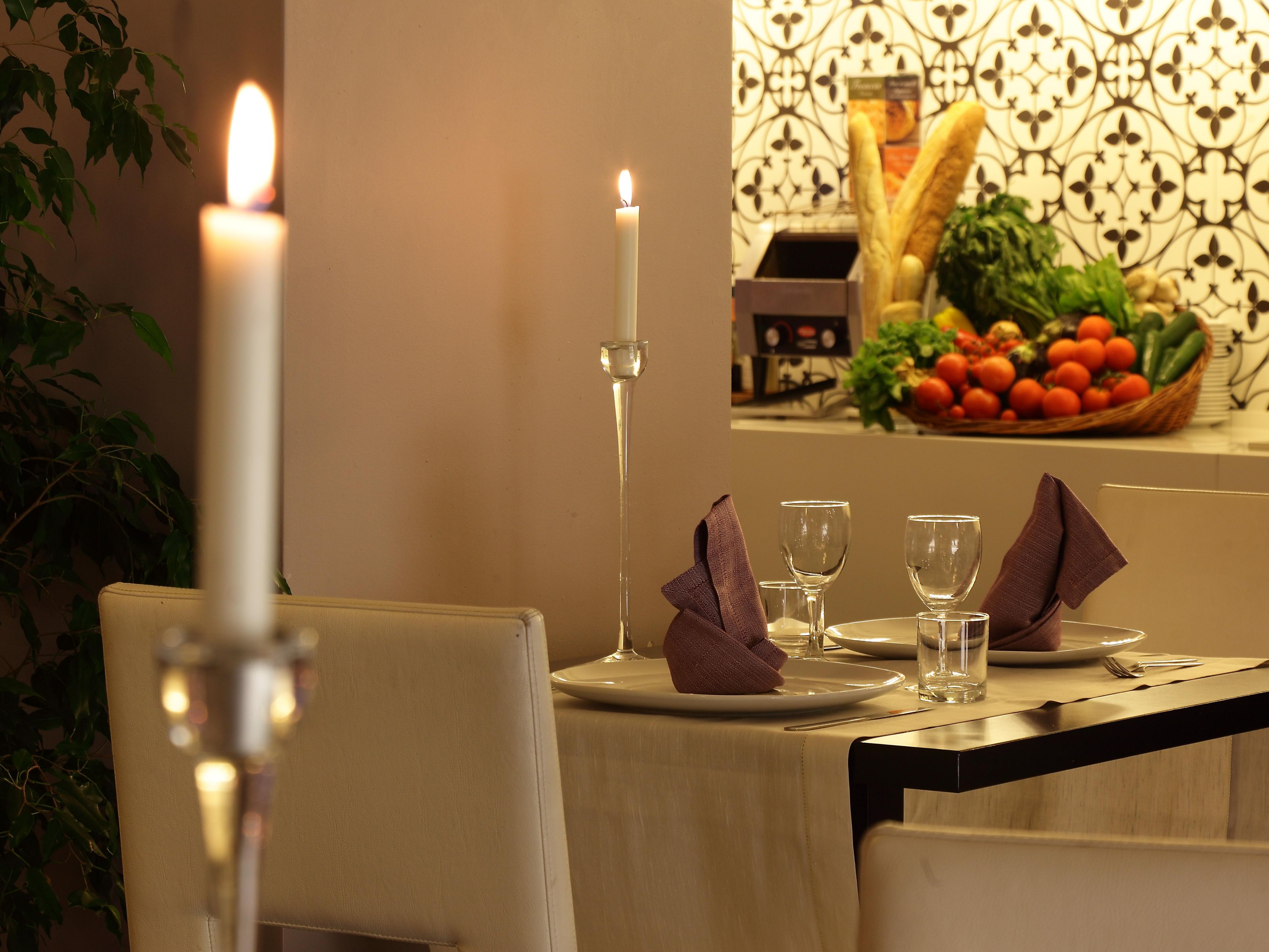 At our New Port Restaurant, you can enjoy the best of Ligurian and international cuisine in a welcoming, modern atmosphere that’s perfect for any occasion. Our chef uses fresh, local ingredients to create dishes that celebrate the authentic flavors of the Mediterranean with a creative twist.