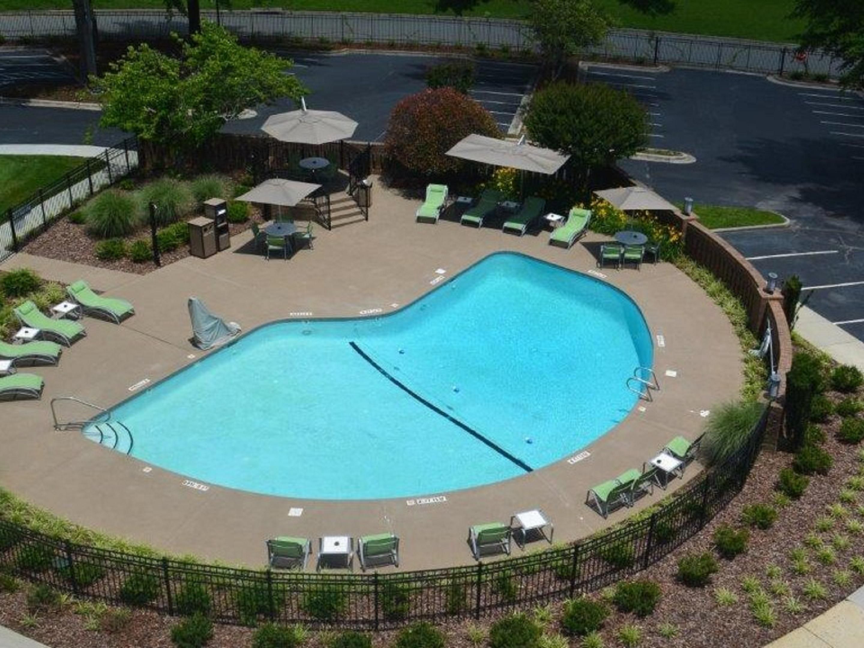 Take in the sun, enjoy a cold beverage, and breathe the fresh air on our sharply manicured pool patio.