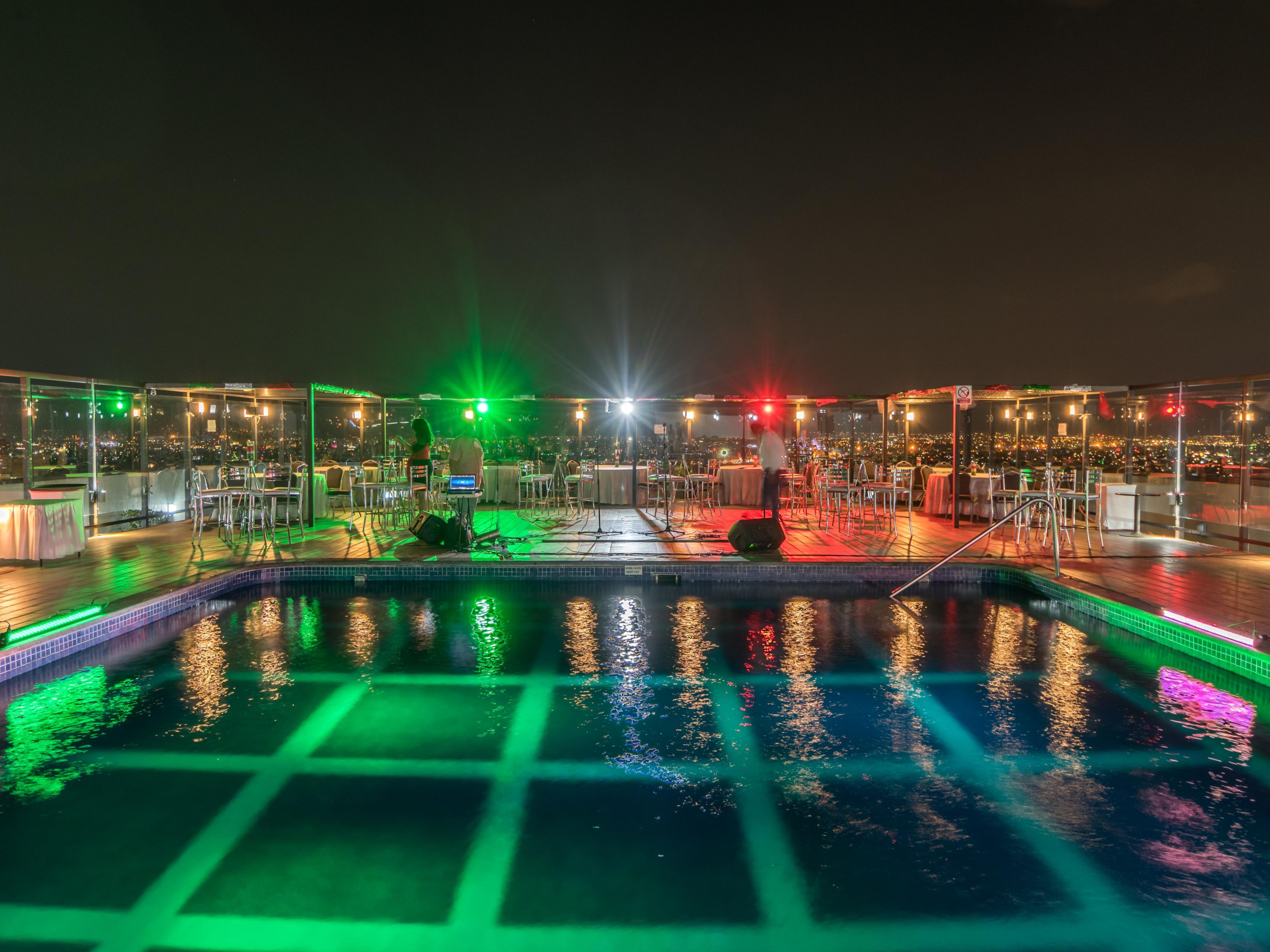 Terrace, pool, view 360 of the city ... All in one place! Pizina Sky Pool is located at the top of the hotel. A different and innovative option; the perfect setting for your events such as pool parties, cocktails, and dinners with a capacity for up to 100 guests. Enjoy the magical view of the city.