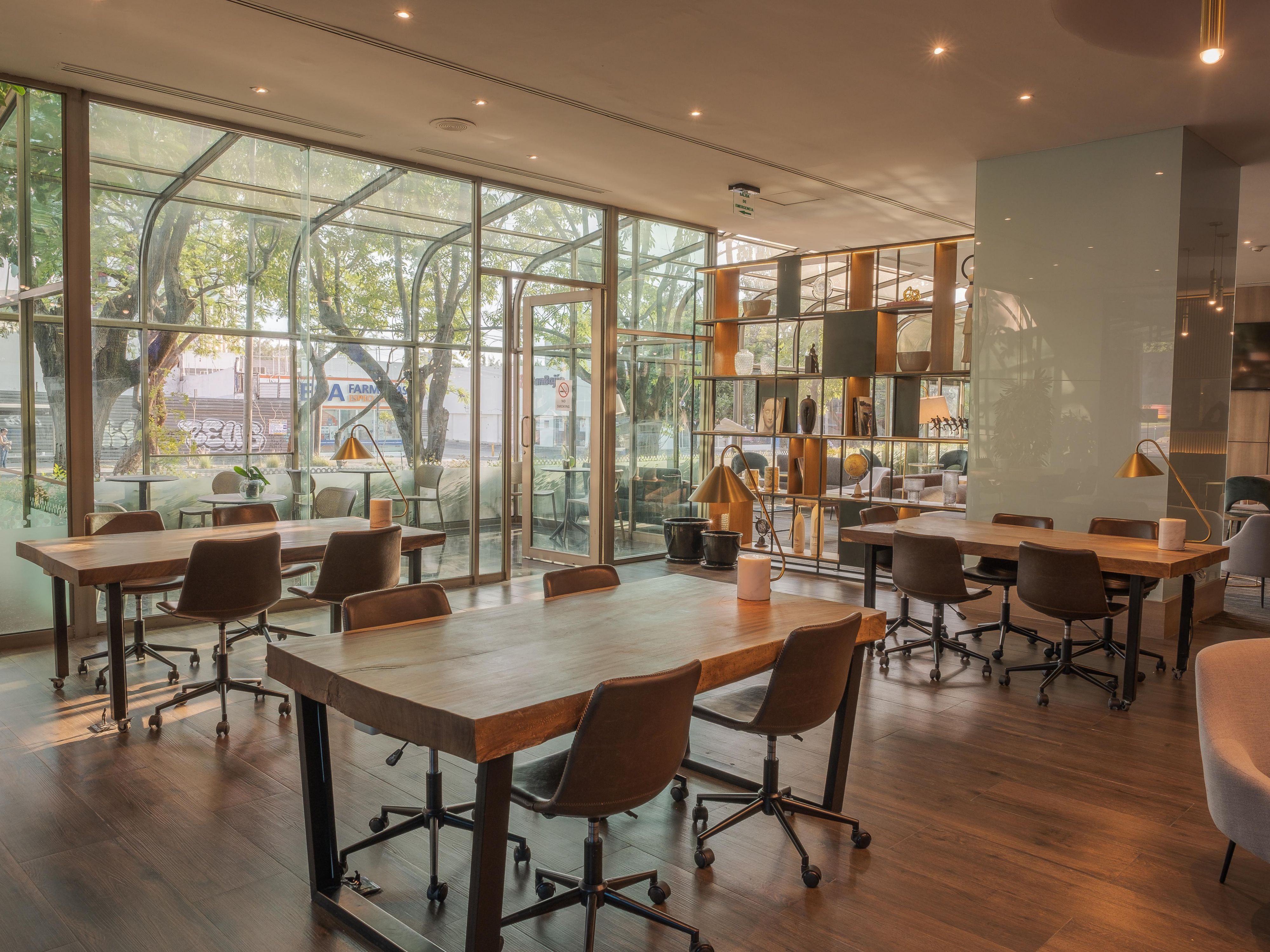 The perfect space to work or make a home office with a harmonious environment, Wi-Fi service and printing. In addition to enjoying the rich flavors offered by our Girasoles Restaurant or a delicious coffee from our We Proudly Serve Starbucks coffee shop, let us serve you without disconnecting.