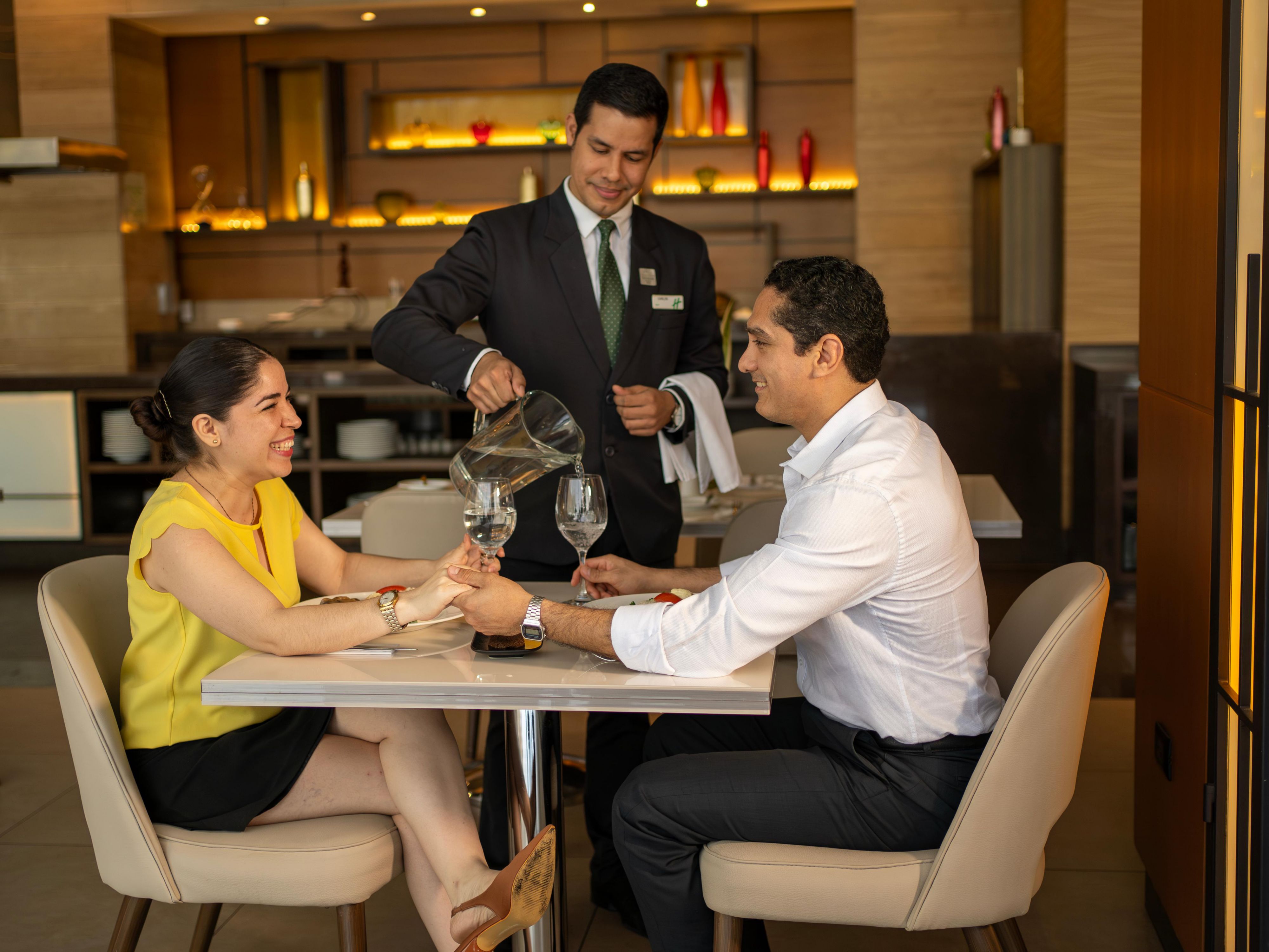 Celebrate dad with a surprise at Holiday Inn Guayaquil Airport!