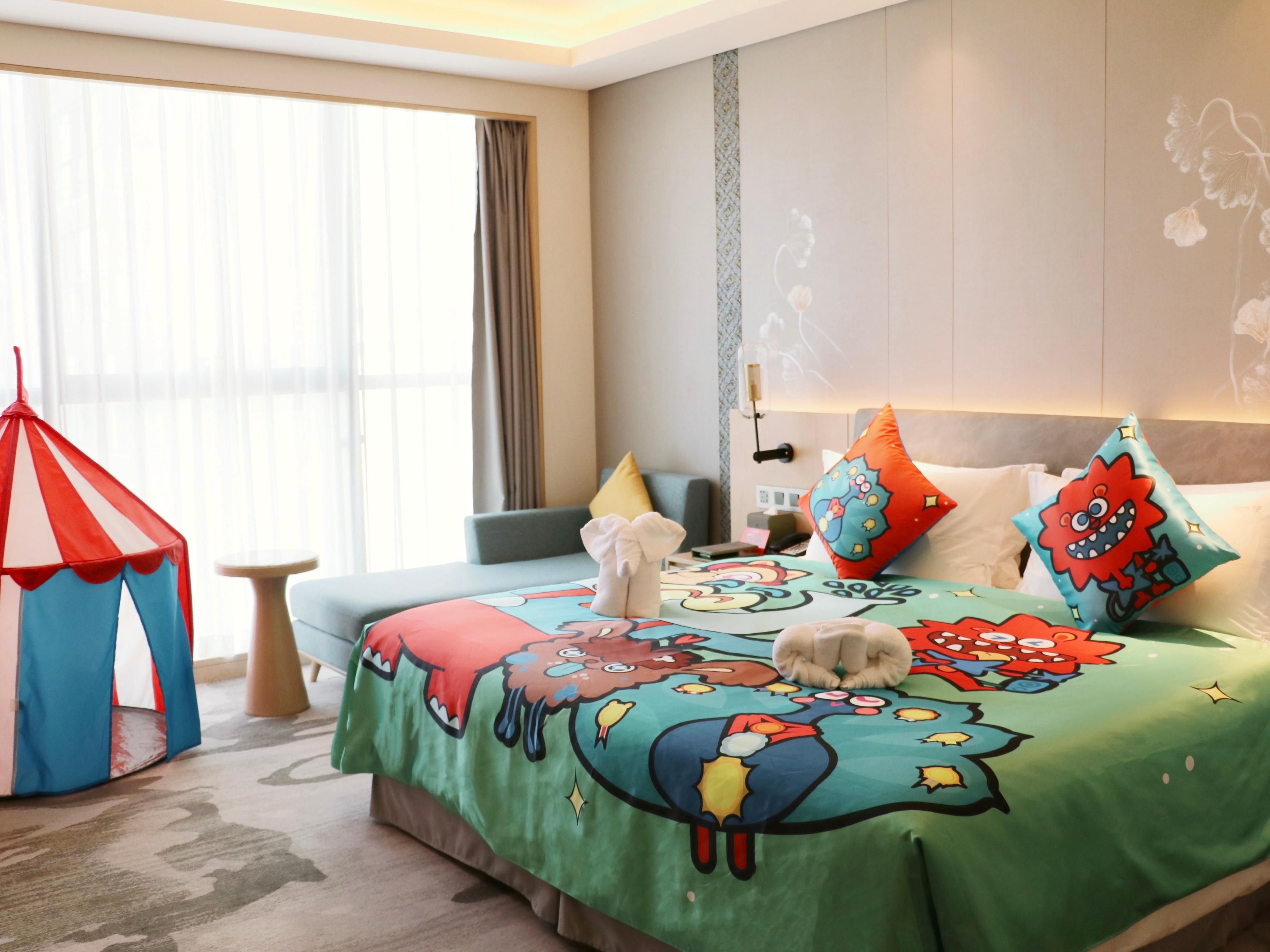 Parent-child themed room decoration: a 7-piece set for children's rooms, including toothpaste, toiletries, a toilet seat, a small stool, slippers, and more. Participating in the Little God Beast check-in activity can earn stickers for the Little God Beast.