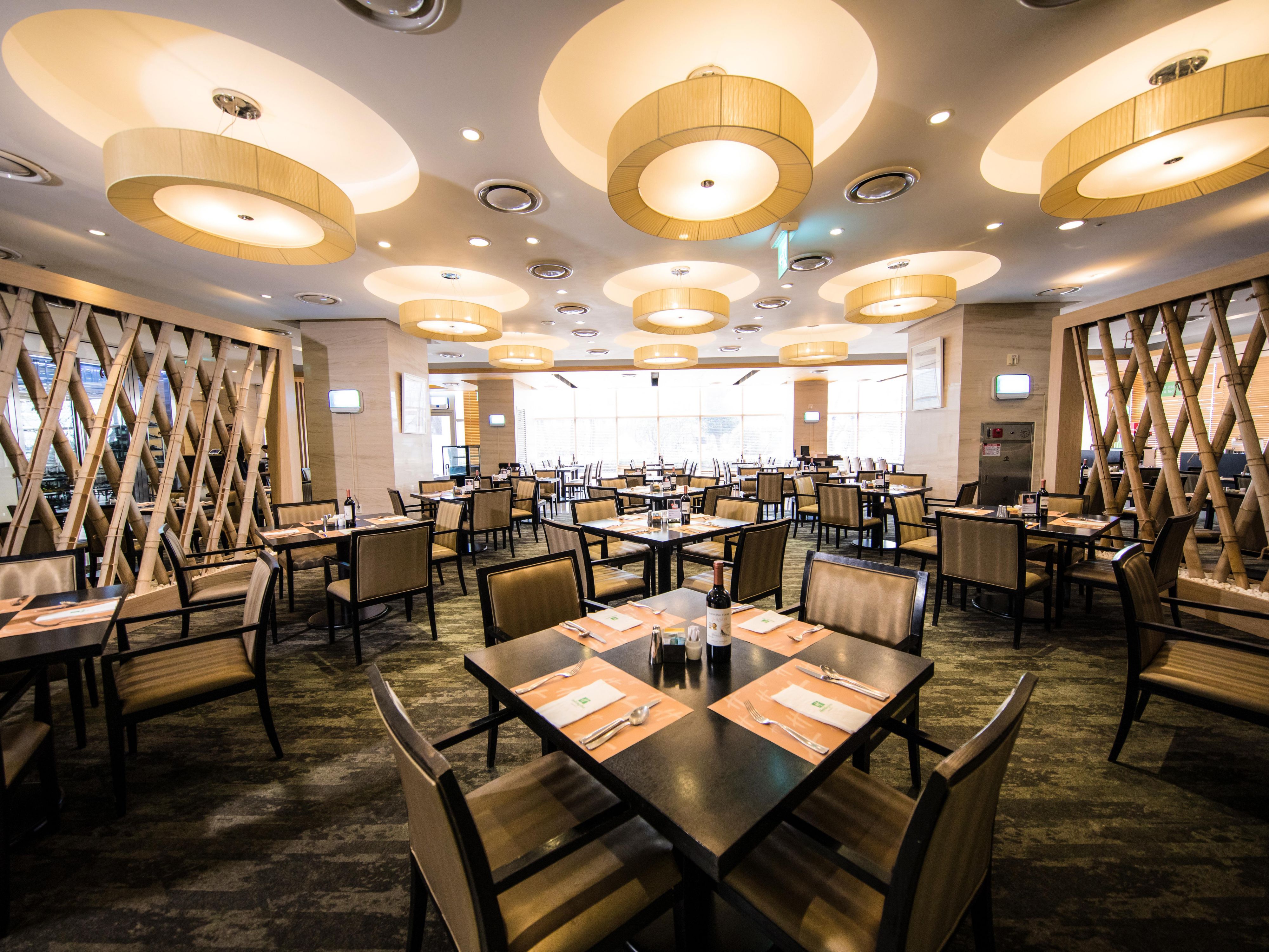 Hourglass Restaurant elevates dining with fresh, seasonal ingredients from Gwangju and Jeolla. Savor local flavors and global dishes at our gourmet buffet. Enjoy superfood breakfasts or weekend feasts—perfect for families, social events, and business dining.