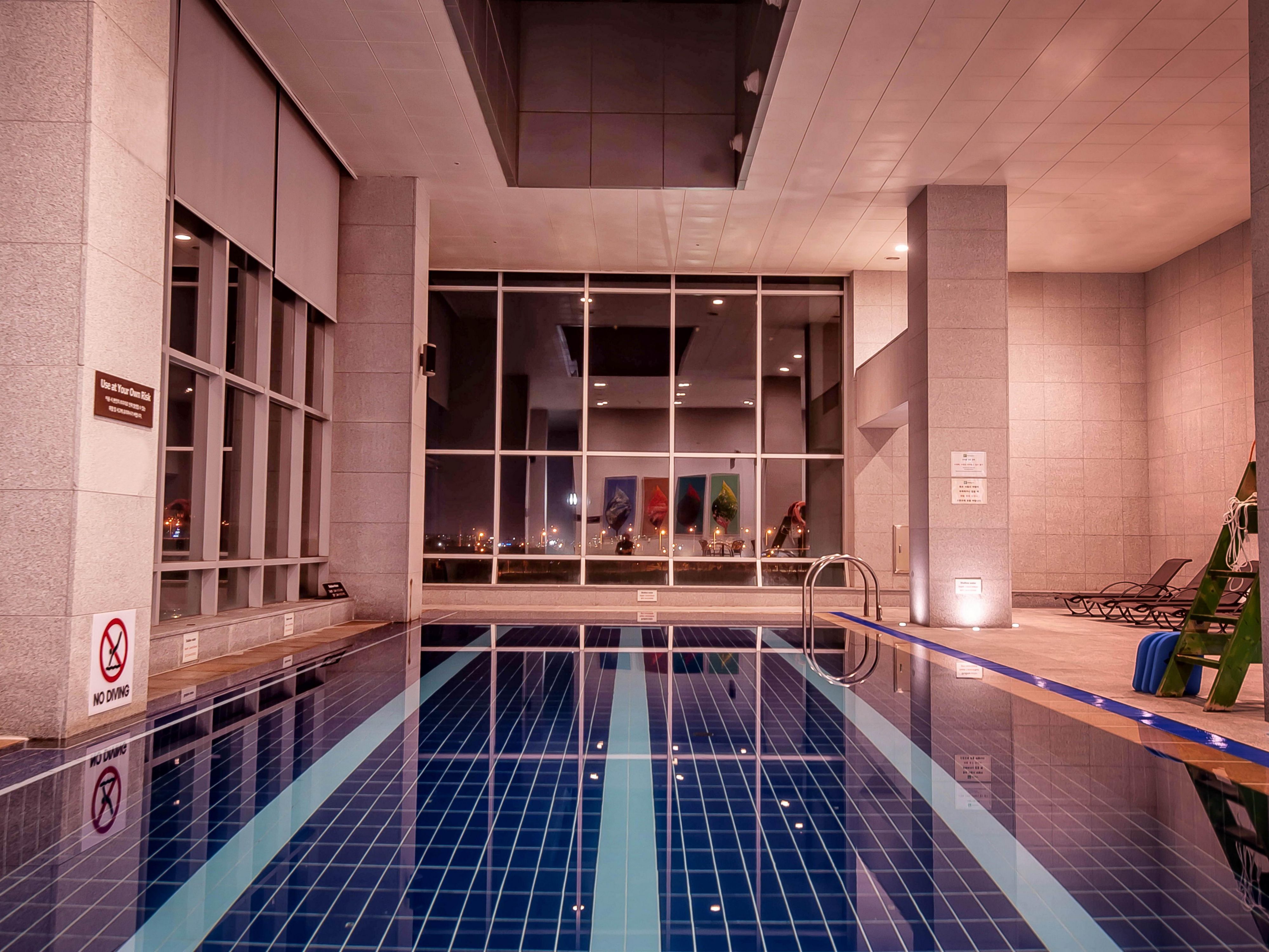Nothing could be better than relaxing in the only hotel swimming pool in Gwangju, regardless of season or climate change. Sooth your body in the swimming pool, an oasis of peace and tranquility, where you can feel like you're swimming in twinkle starlight and cozy clouds and the warm sunlight reflects on the surface of water through the window.