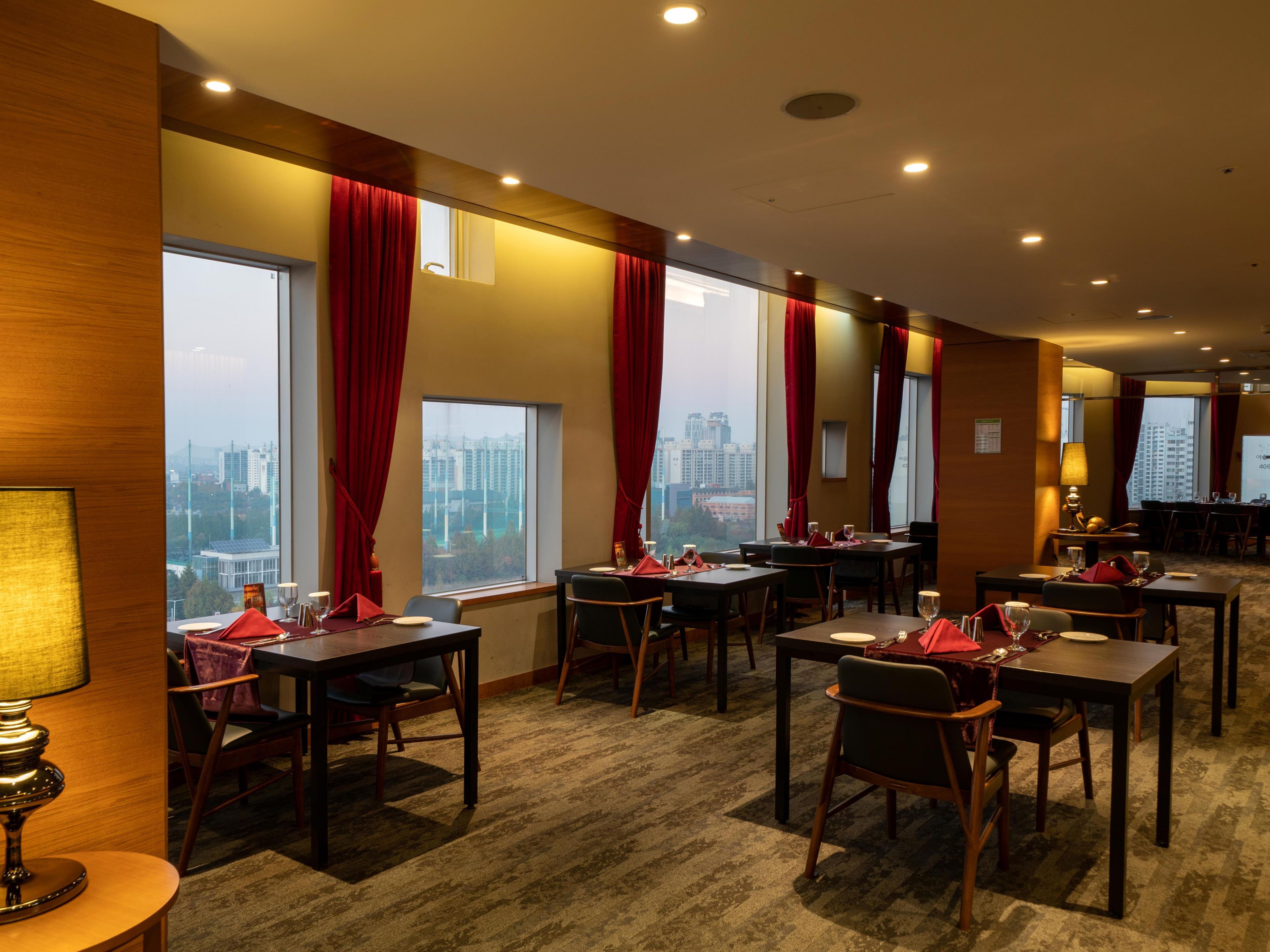 Situated on the 10th floor, La Place Grill & Bar provides a splendid night of Gwangju. Savour European style seasonal course dinner prepared by Executive chef, complemented with the perfect wine and whiskey recommended by a professional
sommelier.