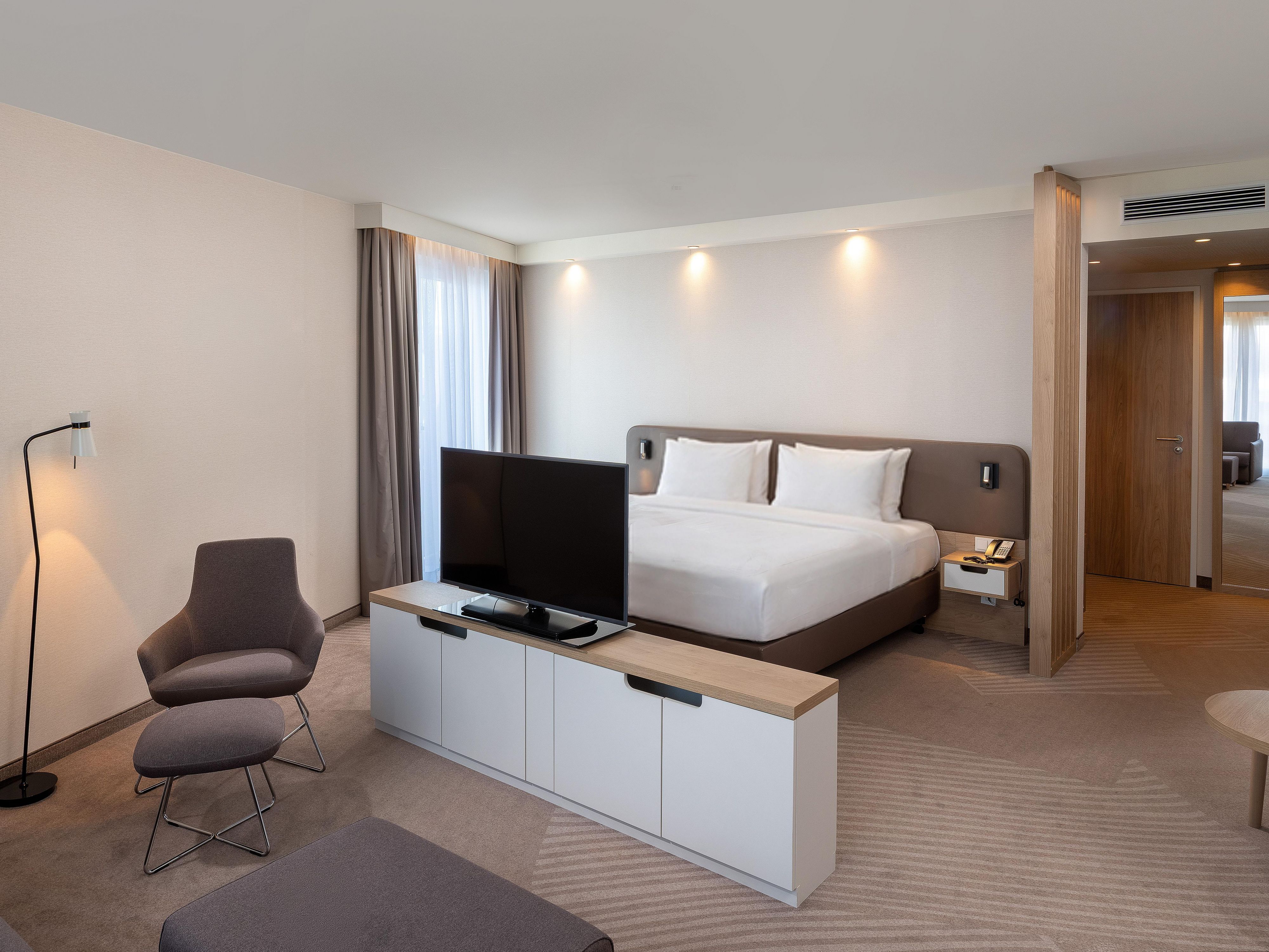 Holiday Inn Hamburg Berlin Tor Rooms King Premium Single Sofa Bed