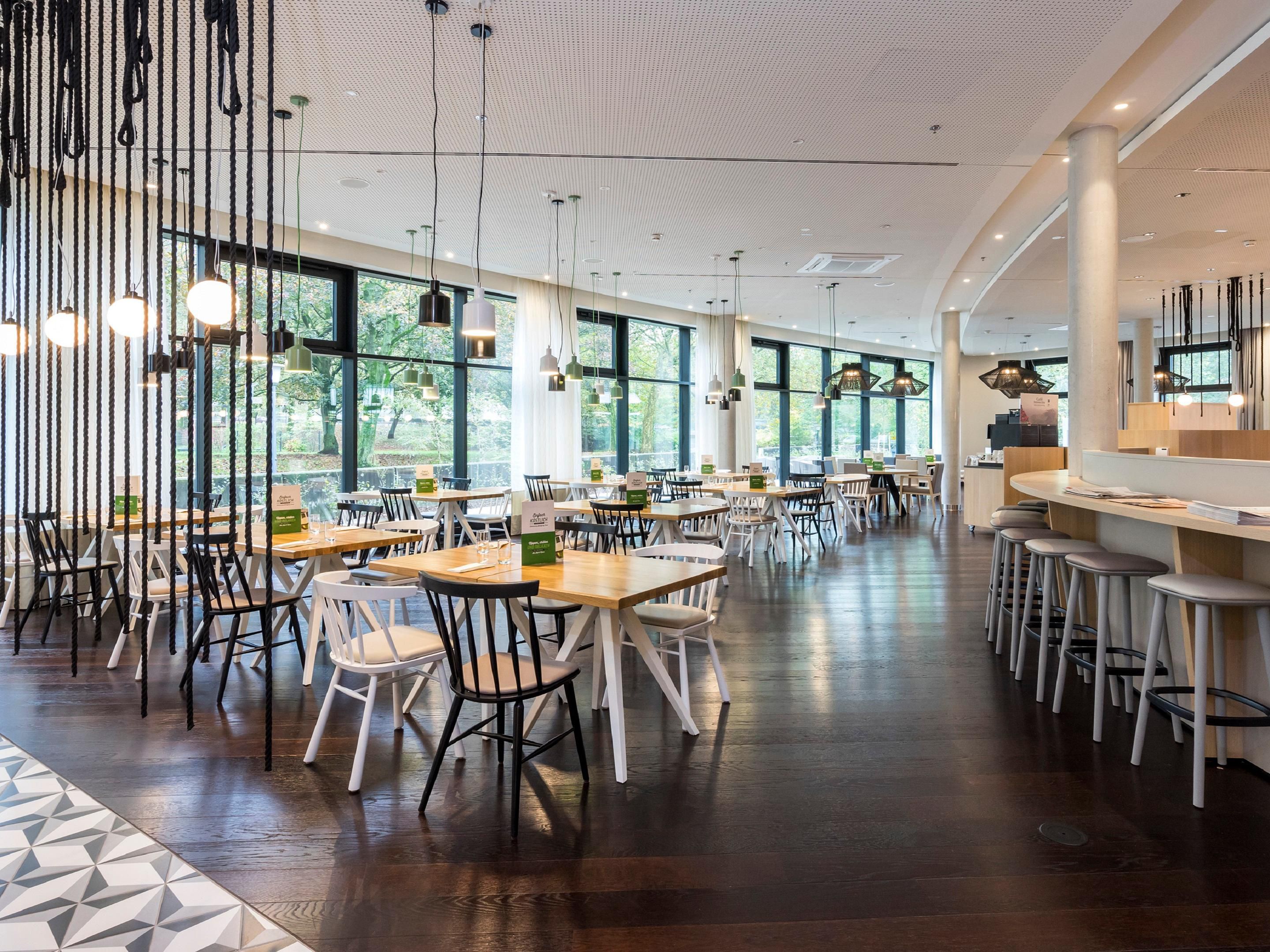 The Freihafen restaurant is open daily for breakfast. The times for breakfast are Mon-Fri: 06:00-10:30 and Sat, Sun and public holidays from 07:00-11:30. The restaurant is surrounded by greenery - right next to Hamburg City Park.