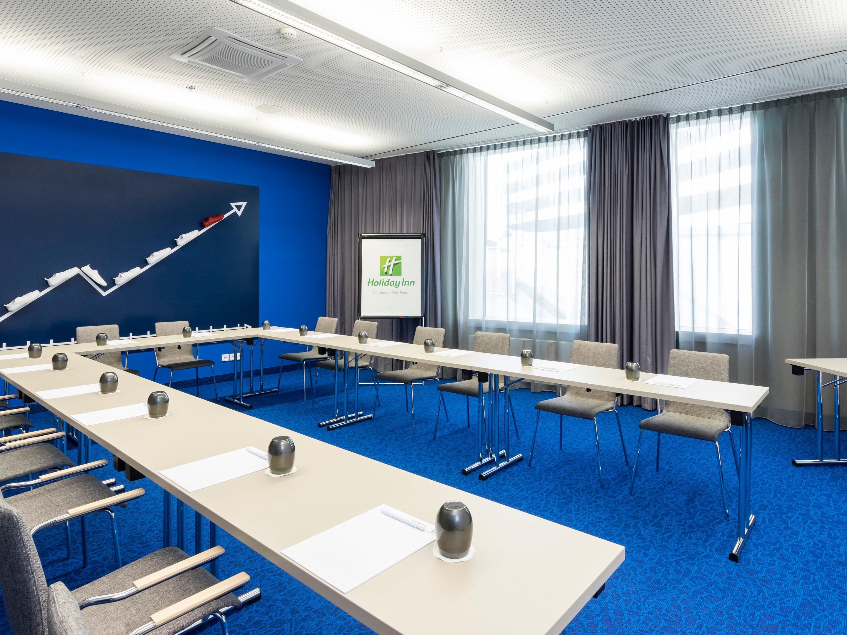 Are you planning a meeting or training session for 10 to 40 participants? Then one of our modern meeting rooms on the 1st floor is the right place for you. They range from 20 sqm to 46 sqm. In addition to various seating options for different meeting requirements, we also provide you with the appropriate catering and technical services.