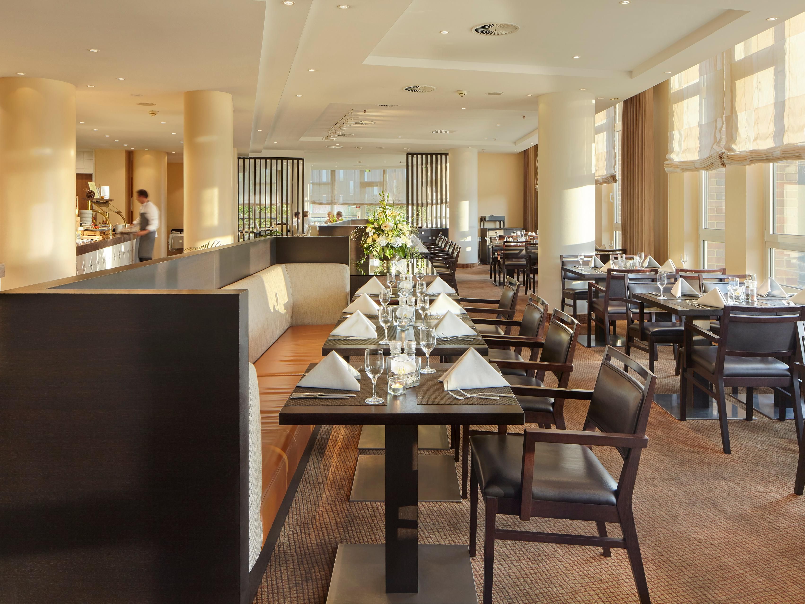unser Restaurant Elbgarten mit einem fantastischem Blick auf die Elbe