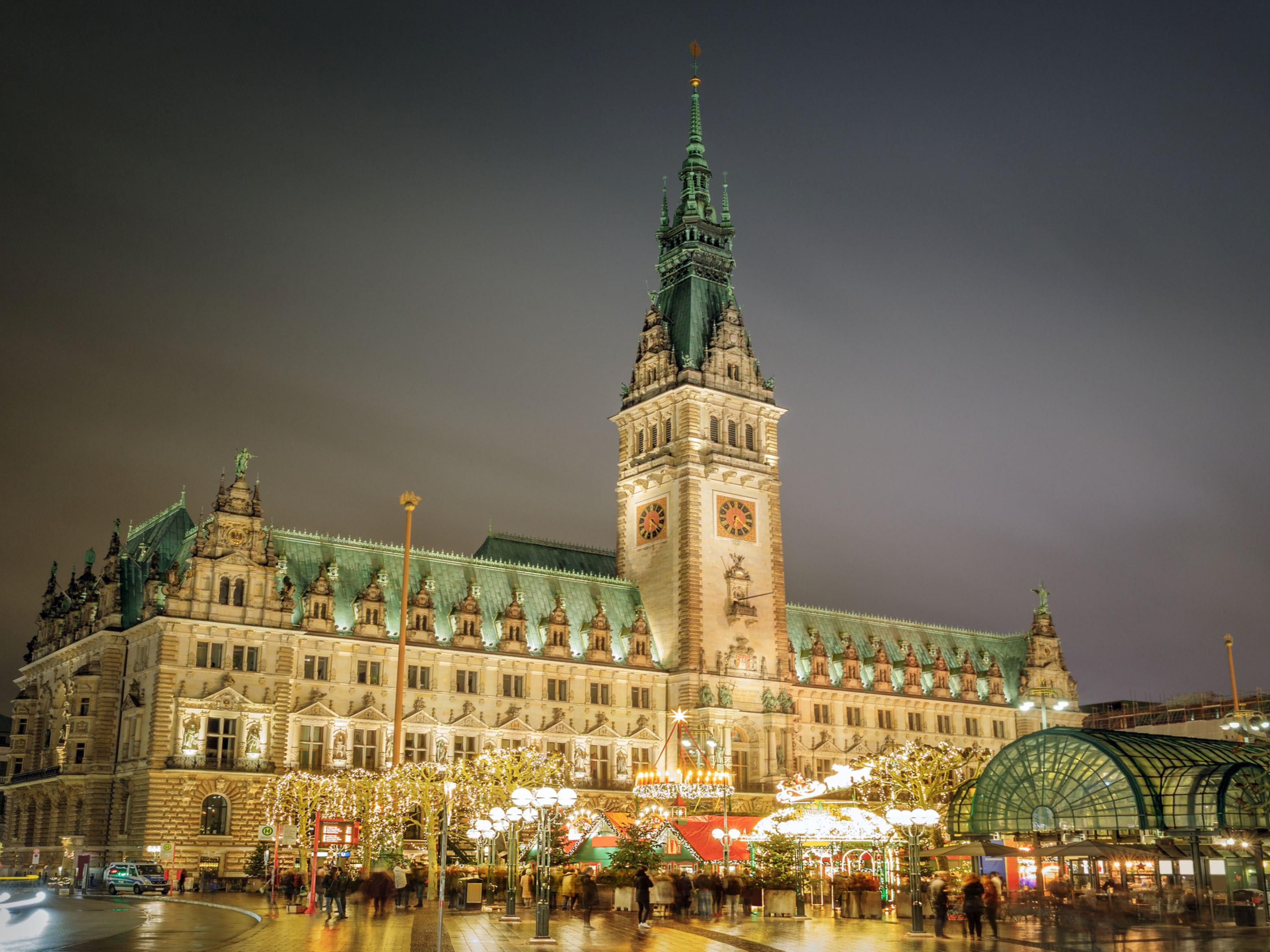 Discover nearby landmarks such as the Elbphilharmonie, Speicherstadt, and St. Pauli district, all easily accessible via public transport. Whether you're here for business or leisure, Hamburg's vibrant culture and attractions await. 