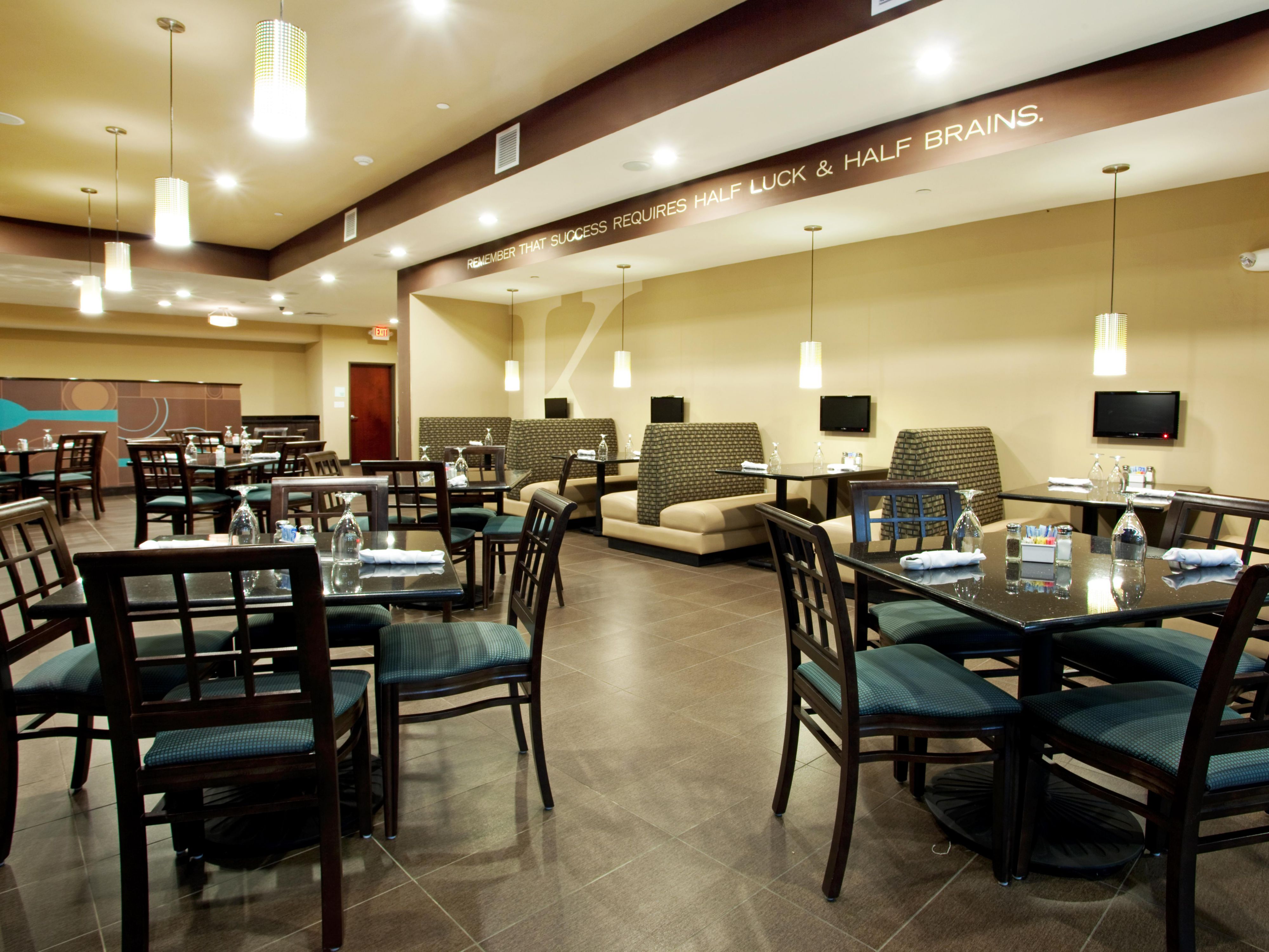 Start your day with a plentiful breakfast buffet at Kem’s Restaurant. Our dinner menu showcases American and Creole cuisine, with local favorites including the renowned Bourbon Street Burger, Trolley Car Fries, and Buffalo Wings. Unwind with your favorite cocktails, local beers, and wine in our bar or charming outdoor patio.
