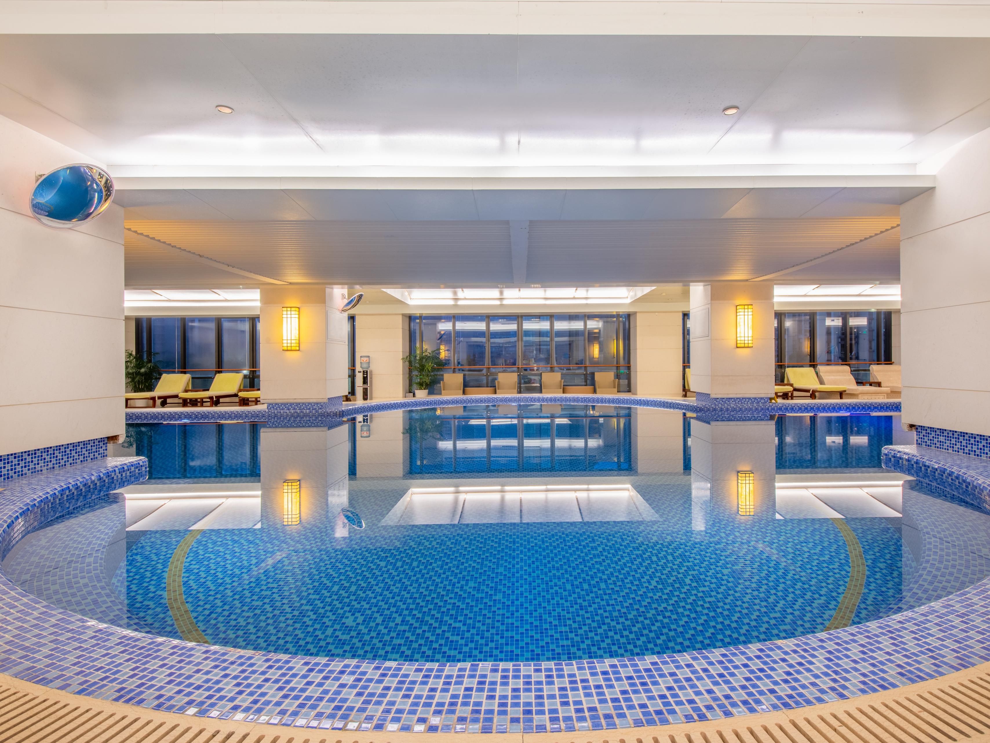 Holiday Inn Hangzhou Qianjiang New City has an indoor fitness center and an indoor heated swimming pool.