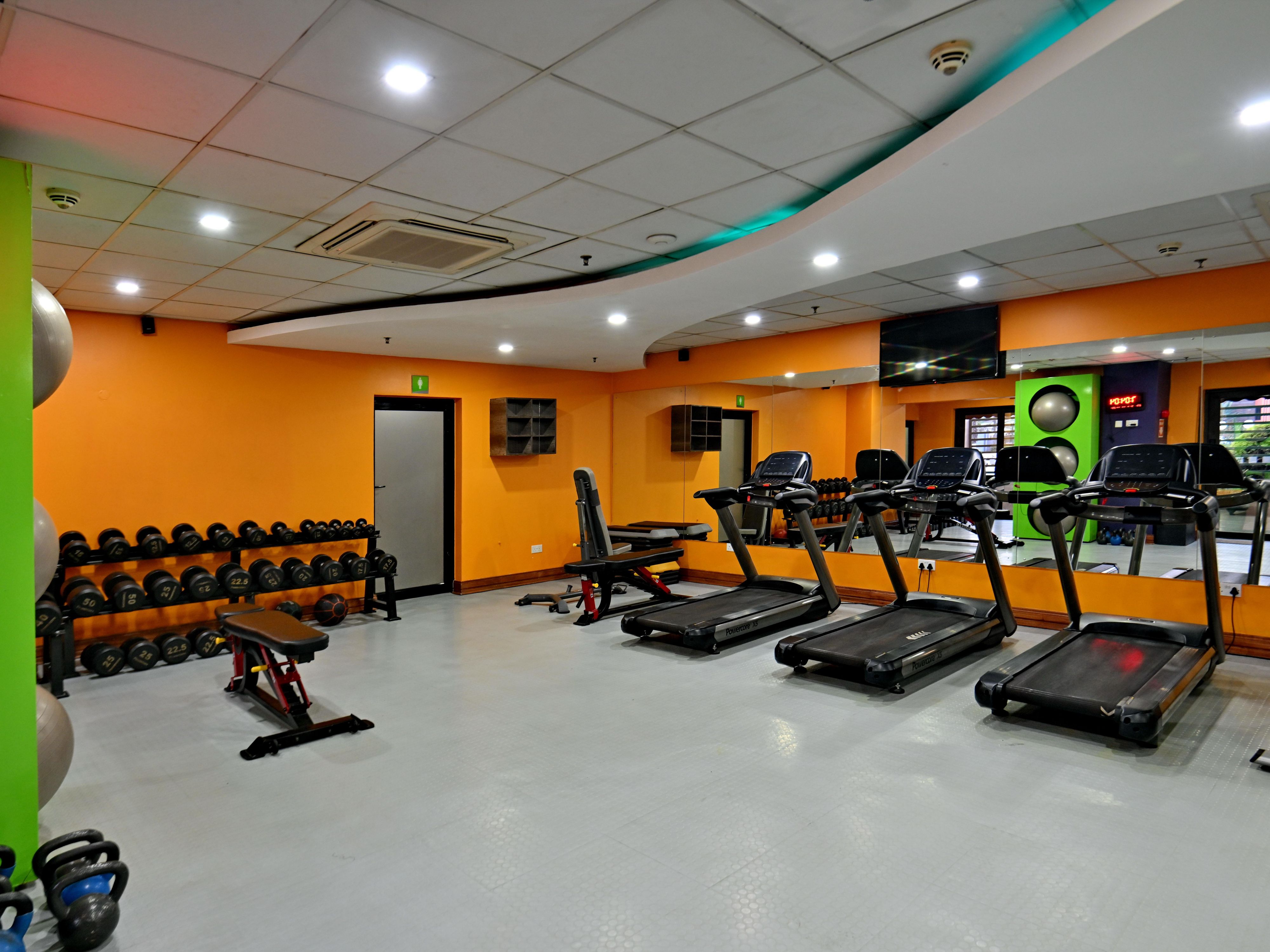 Recarregue as energias em nosso Academia de ginástica totalmente equipado , com uma variedade de equipamentos para ajudá-lo a atingir seus objetivos de boa forma. Nosso instrutor de ginástica dedicado está à disposição para orientá-lo durante seus exercícios e garantir que você tenha uma experiência motivadora. Sue a camisa e estadia -se ativo durante a sua estadia!