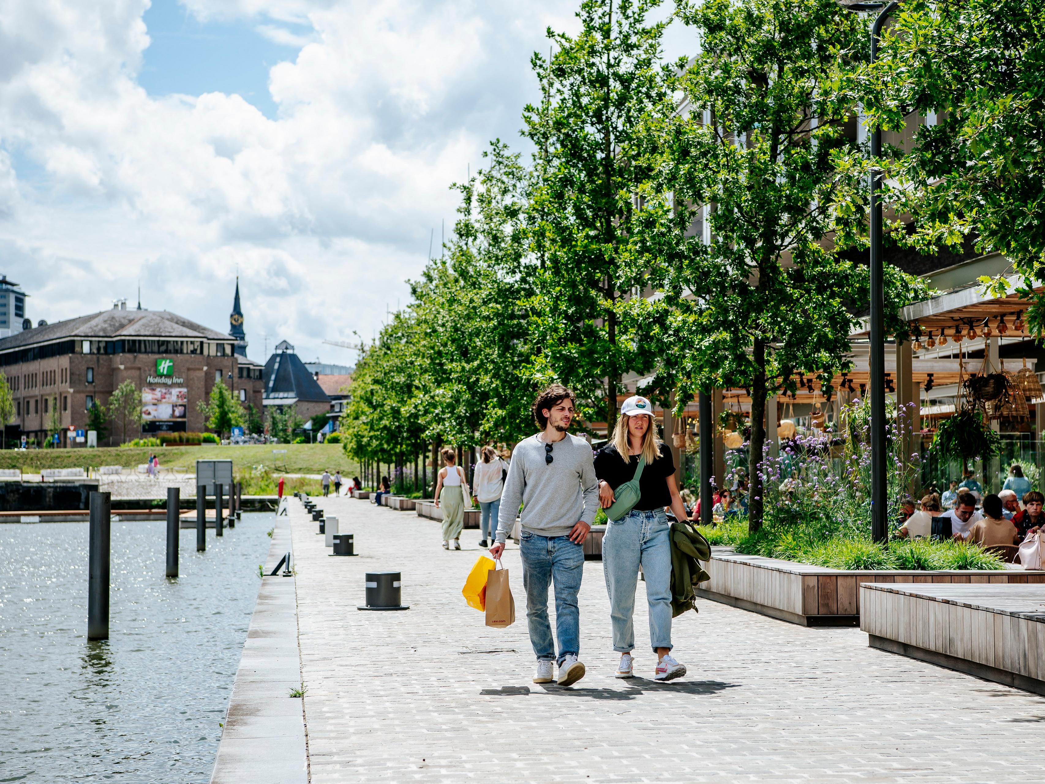 With its city center location, Holiday Inn is the perfect base for shopping enthusiasts. Hasselt boasts a diverse range of shops, from high-end boutiques to charming local stores and well-known international brands. The compact layout of the city makes it easy for visitors to explore multiple shops in a single trip!