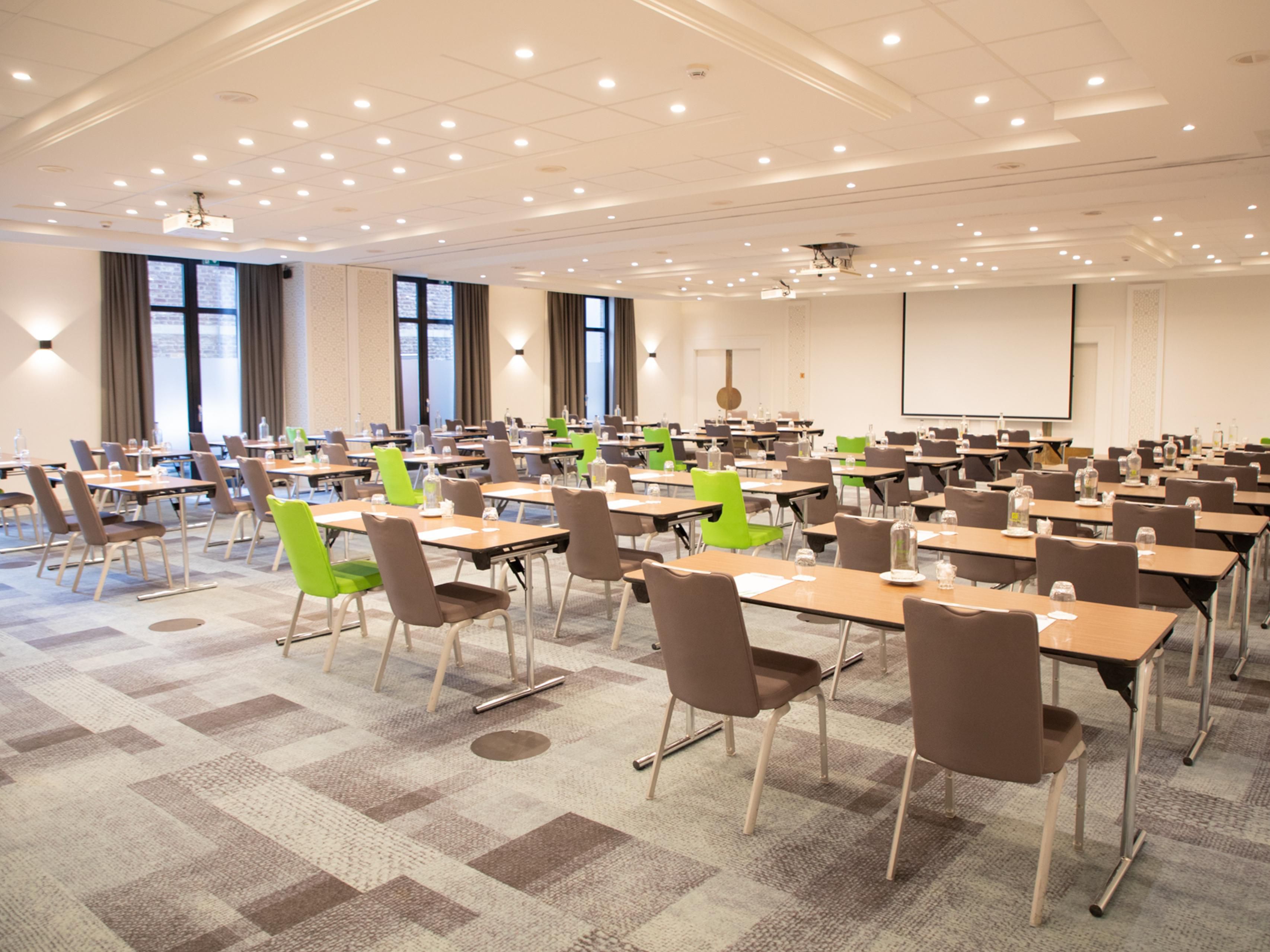 Discover the beauty of our five meeting rooms at Holiday Inn Hasselt, bathed in natural daylight and accommodating up to 250 participants. Enjoy free wireless internet throughout the entire hotel. Refreshing welcome coffee and delightful coffee breaks await you in our cozy foyer.