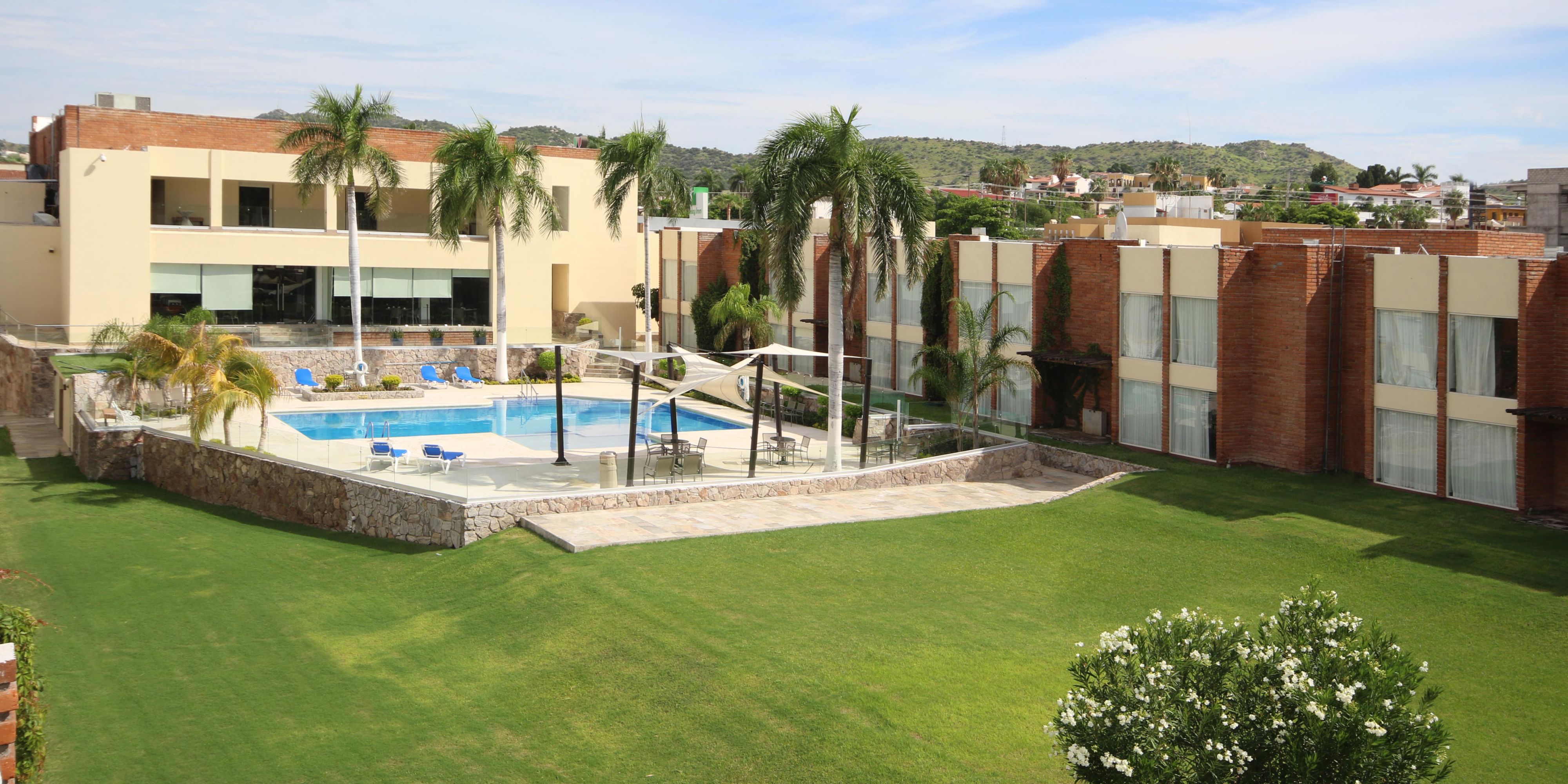 Contamos con un amplio jardín para eventos y sesiones de fotos.