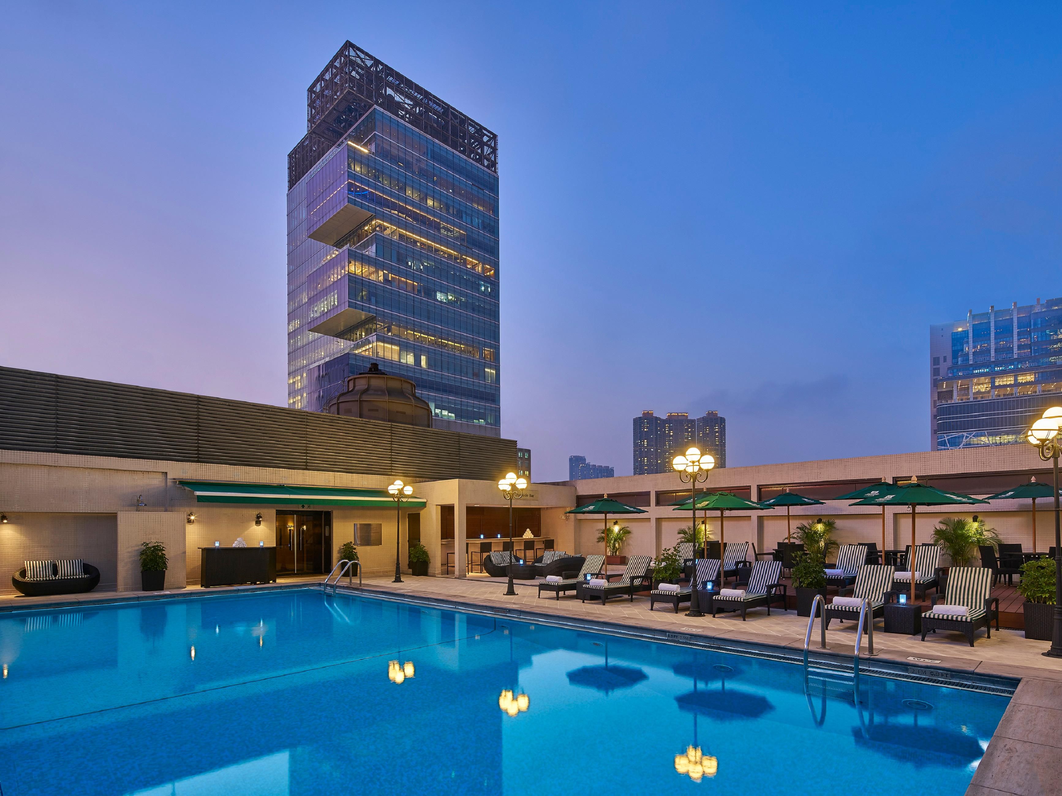 With an expansive view overlooking the Tsim Sha Tsui skyline, the venue is also ideal for corporate cocktail gatherings or sizzling BBQ parties.