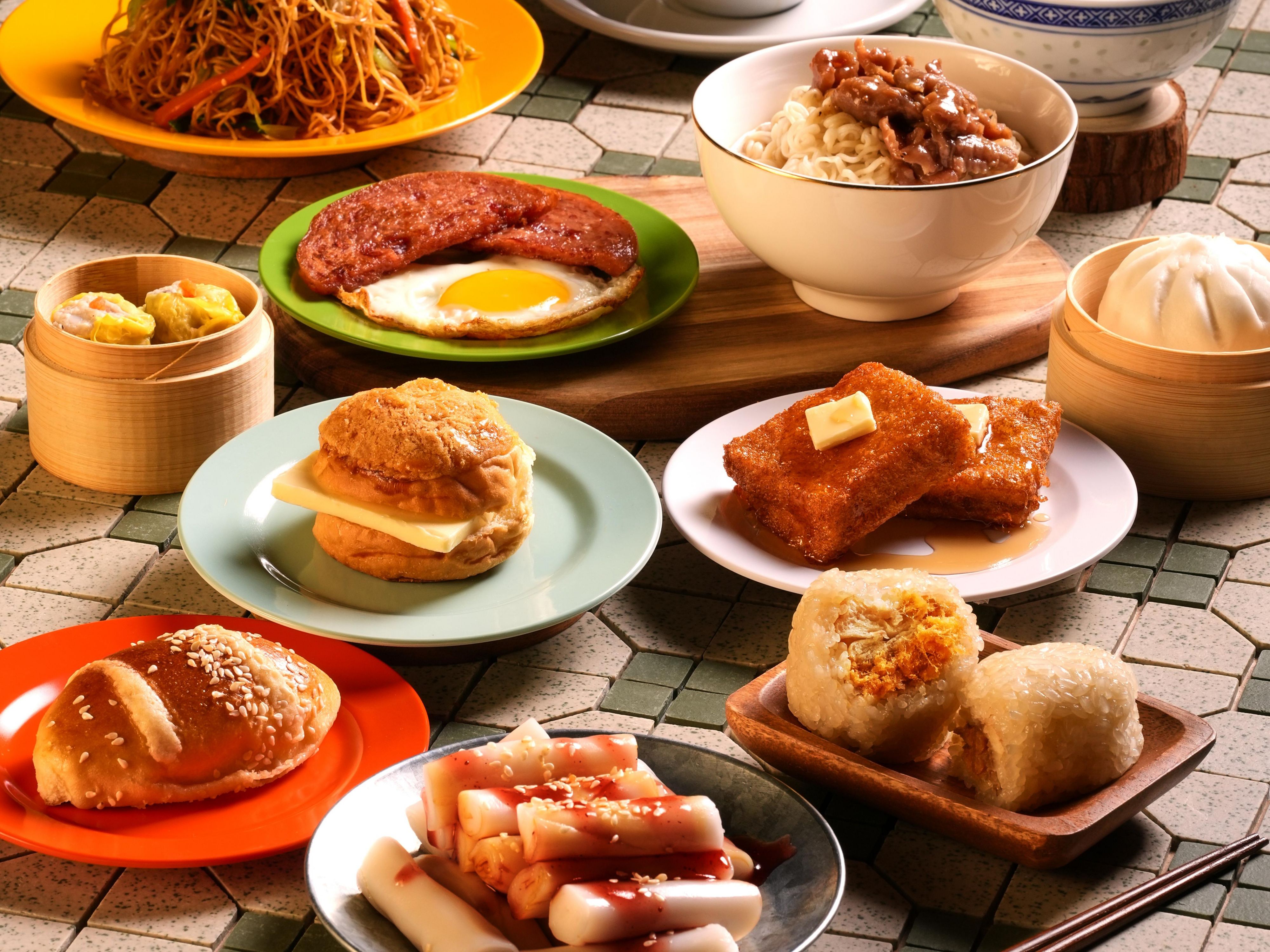 自助早餐 港式港風味 來臨Bistro on the Mile並享受以茶餐廳為主題的自助早餐, 探索香港特色風味。品嚐新鮮蒸煮的點心、粥、粢飯、法式吐司與馳名中外的菠蘿包 。 萬勿錯過! 限定菜式將會輪流提供,數量有限,售完即止。