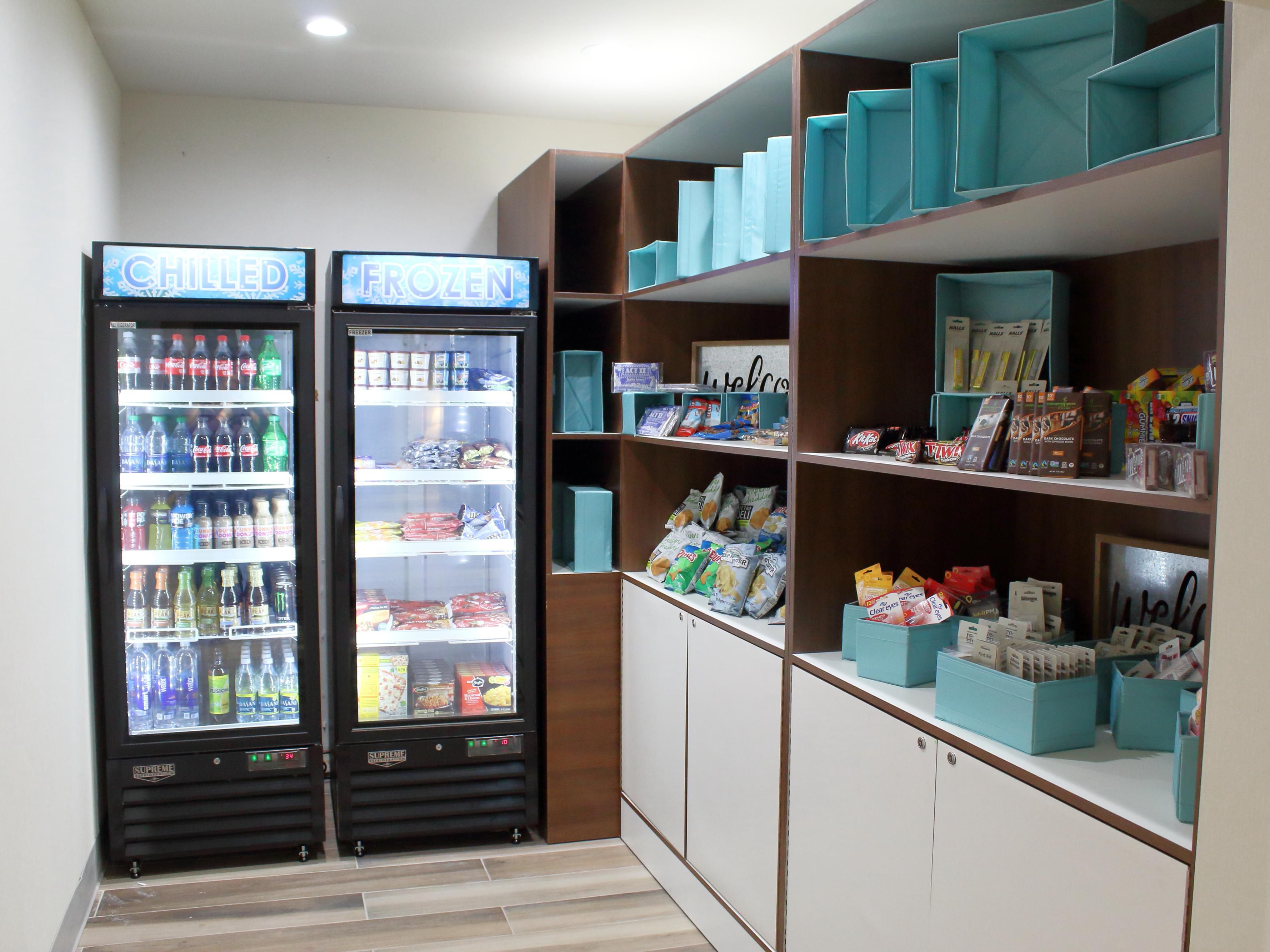 ¿Olvidar algo? ¿Necesita un refrigerio o una bebida a altas horas de la noche? Nuestro Marketplace lo tiene cubierto con una amplia variedad de refrigerios, bebidas y artículos de tocador.