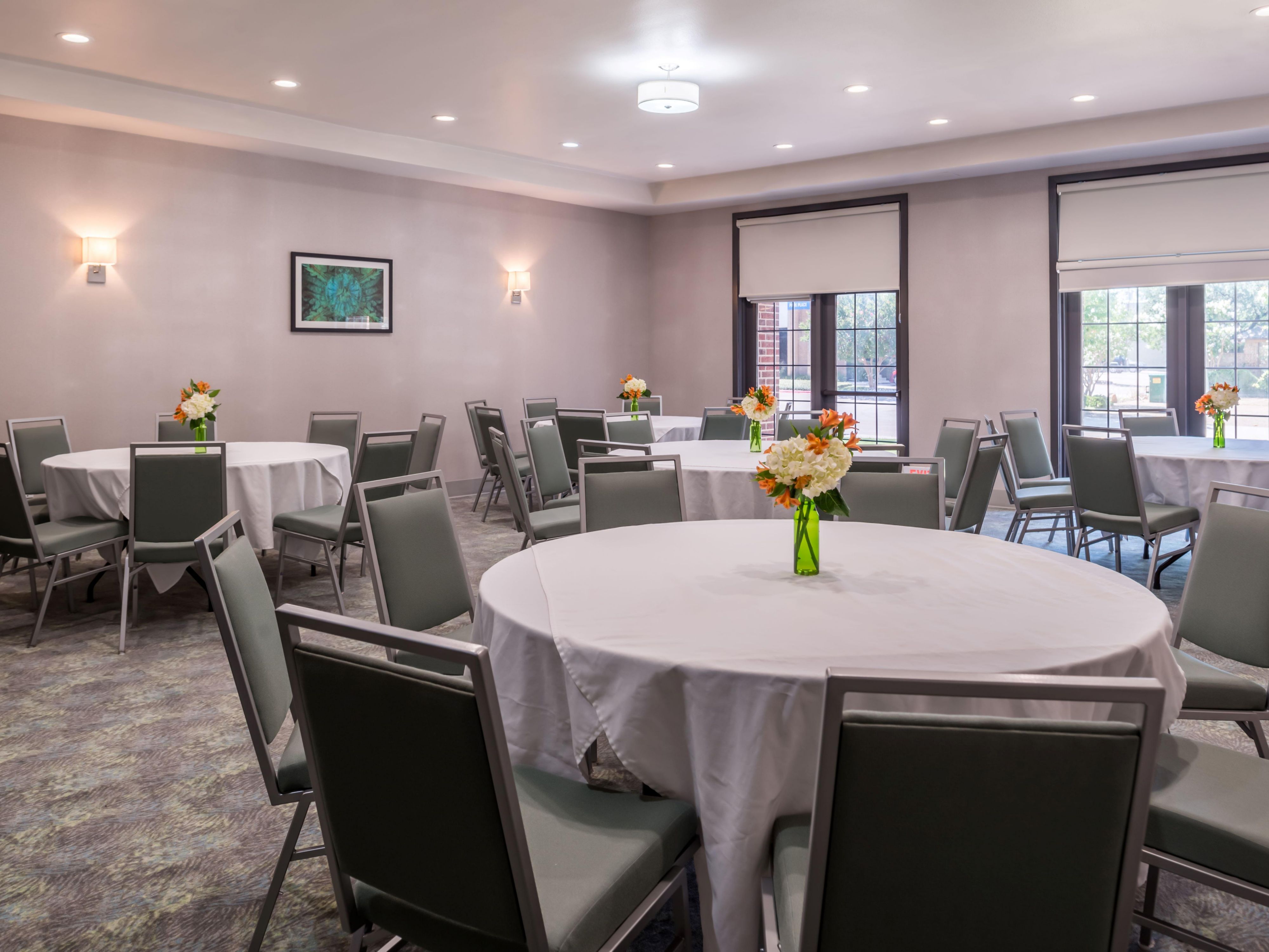 Our 1,200 square feet of flexible space coupled with our hotel's North Dallas location make us the perfect place to host a meeting or gathering. The room can accommodate events for up to 70 people.