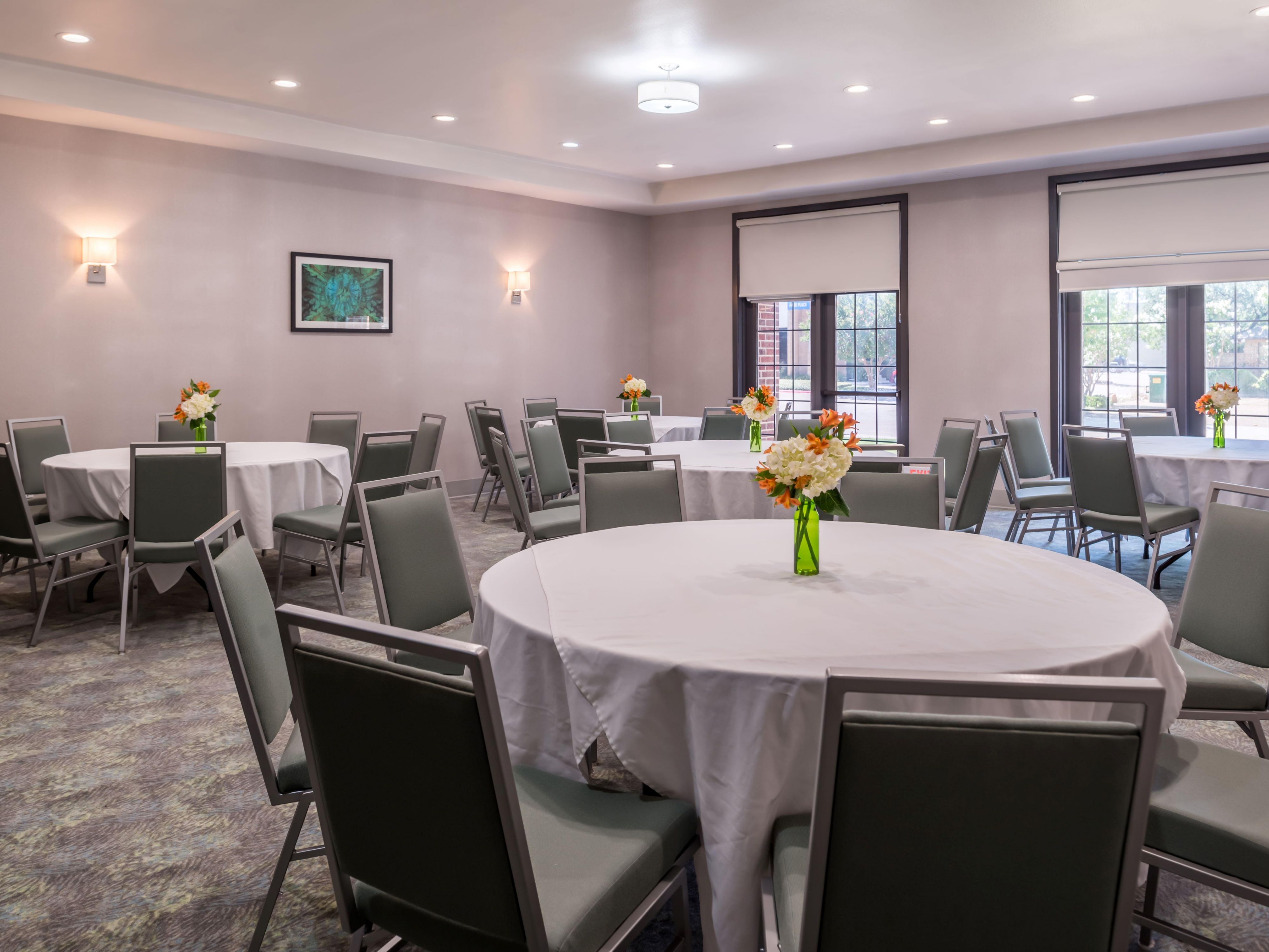 Nuestros 1,200 pies cuadrados de espacio flexible junto con la ubicación de nuestro hotel en el norte de Dallas nos convierten en el lugar perfecto para organizar una reunión o encuentro. La sala puede albergar eventos para hasta 70 personas.