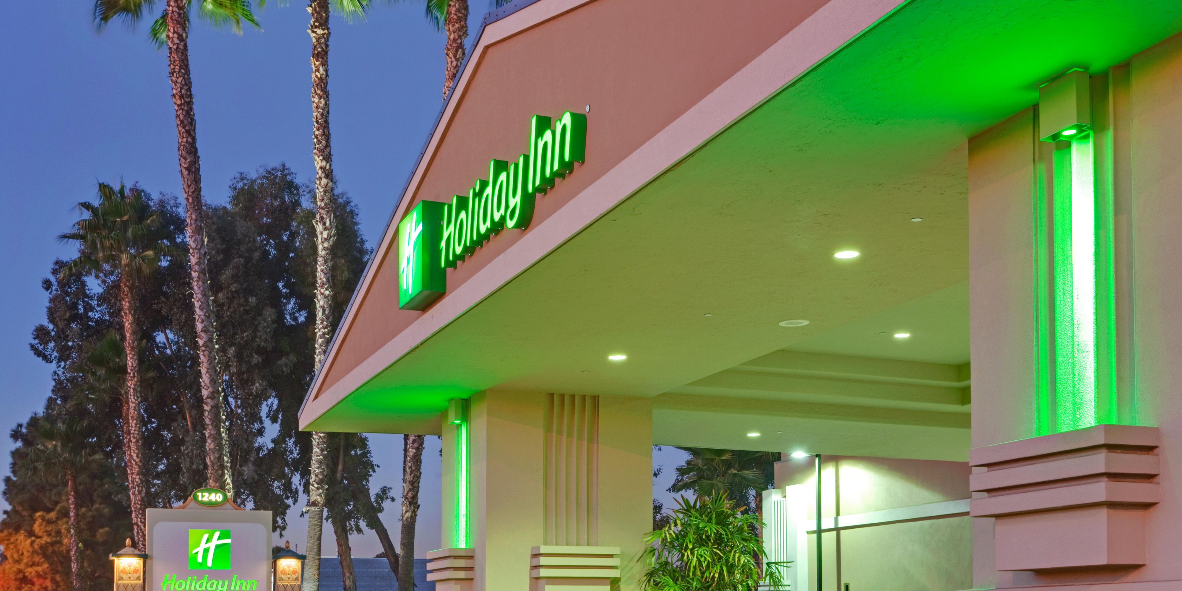 Holiday Inn & Suites Anaheim (1 Blk/Disneyland®)