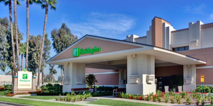 Holiday Inn & Suites Anaheim (1 Blk/Disneyland®)