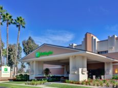 Holiday Inn & Suites Anaheim (1 Blk/Disneyland®)