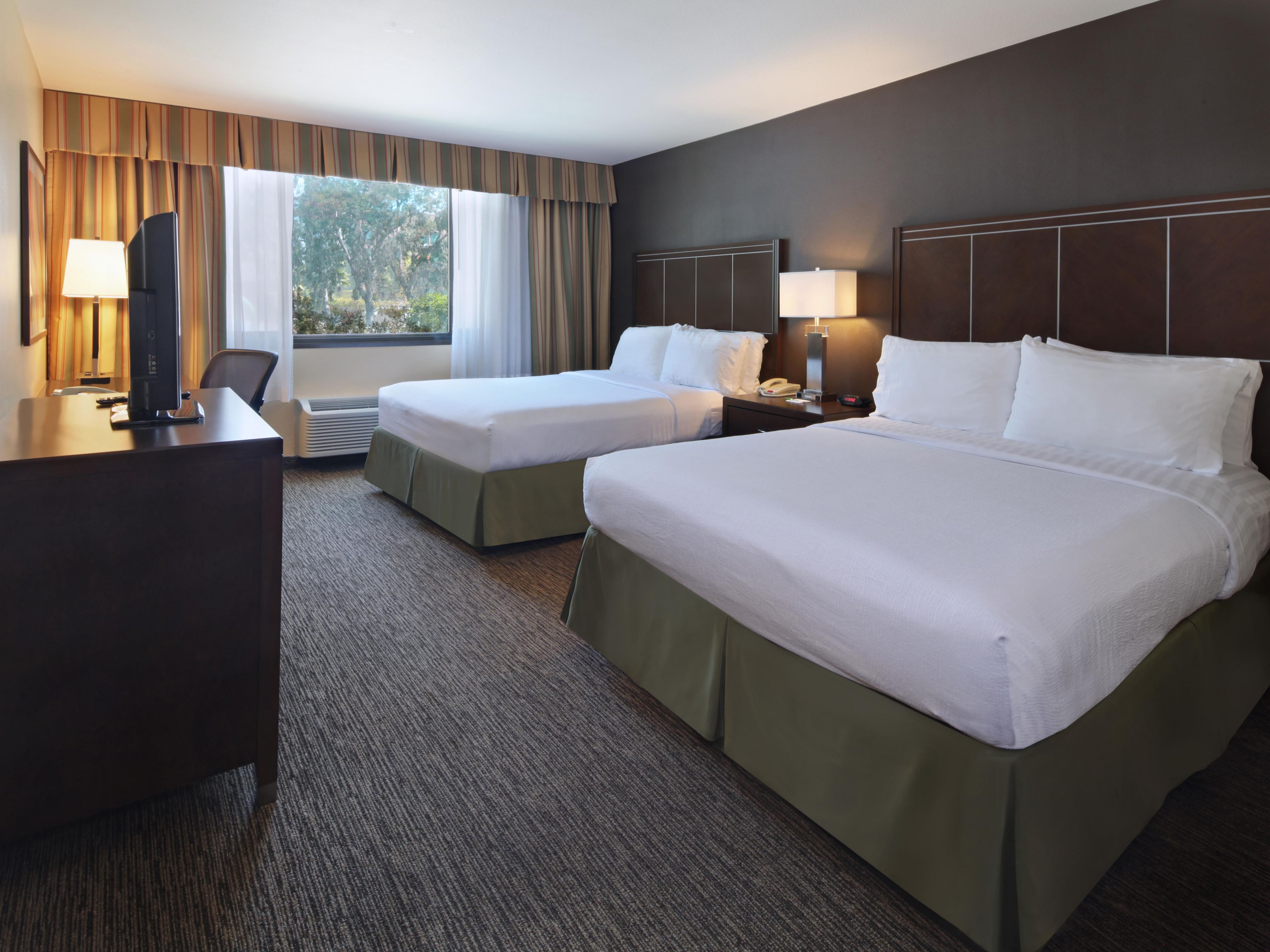 Reserva Nuestro Hotel Disneyland En Anaheim CA Holiday Inn Suites   Holiday Inn Hotel And Suites Anaheim 4624918498 4x3